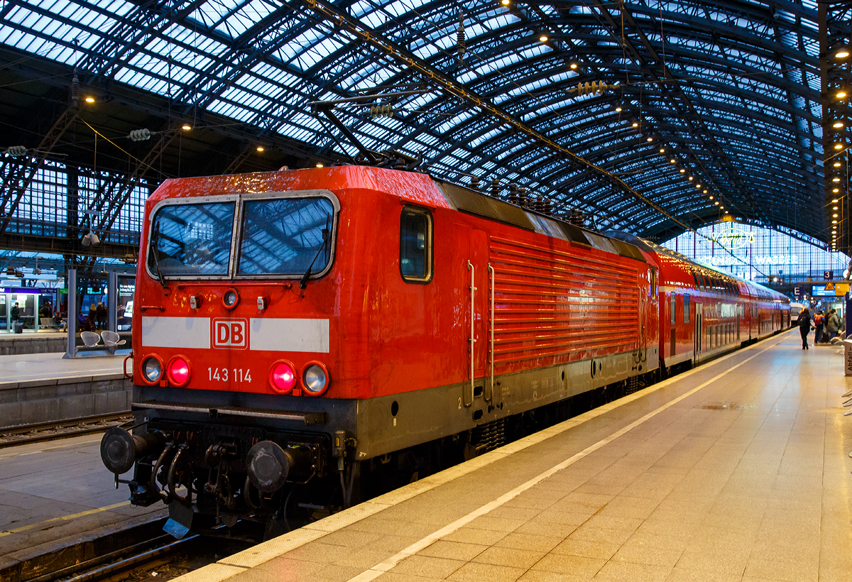 
Die 143 114-7 (91 80 6143 114-7 D-DB) der DB Regio, ex DR 243 114-6, am 08.02.2016 beim Halt im Hauptbahnhof K�ln, mit dem RB 27  Rhein-Erft-Bahn  (M�nchengladbach - K�ln . Koblenz).

Die Lok wurde 1986 bei LEW (VEB Lokomotivbau Elektrotechnische Werke Hans Beimler Hennigsdorf) unter der Fabriknummer 18490 gebaut und als DR 243 114-6 an die Deutsche Reichsbahn geliefert, 1992 erfolgte die Umzeichnung in DR 143 114-7 und zum 01.01.1994 in DB 143 114-7.

Ein Umbau (Einbau) Notbrems�berbr�ckung (NB�) und elektropneumatischer Bremse (ep) erfolgte 2006 und 2010 die Hochr�stung auf NB� 2004. Die Notbrems�berbr�ckung (NB�) dient bei Personenz�gen dazu, den Zug trotz bet�tigter Notbremse weiterfahren zu lassen und erst an einem besser geeigneten Ort zum Stillstand zu bringen. Grund f�r ihre Einf�hrung war, dass das Halten eines brennenden Zuges in einem Tunnel zu verheerenden Folgen f�hren kann, aber auch, dass ein Zug, der an einem schwer zug�nglichen Punkt zum Stehen kommt, die Bergung erschwert.

Die Notbrems�berbr�ckung darf aber vom Triebfahrzeugf�hrer nur in besonders gekennzeichneten Streckenabschnitten angewandt werden. Bei der NB� 2004 f�hrt die Bet�tigung einer Notbremse allerdings zun�chst nur zu einer optischen und akustischen Meldung im F�hrerstand. Der Triebfahrzeugf�hrer muss diese Meldung entweder durch einen �berbr�ckungsbefehl oder durch eine Schnellbremsung best�tigen. Andernfalls wird die Notbremsung nach kurzer Zeit selbstt�tig wirksam.  