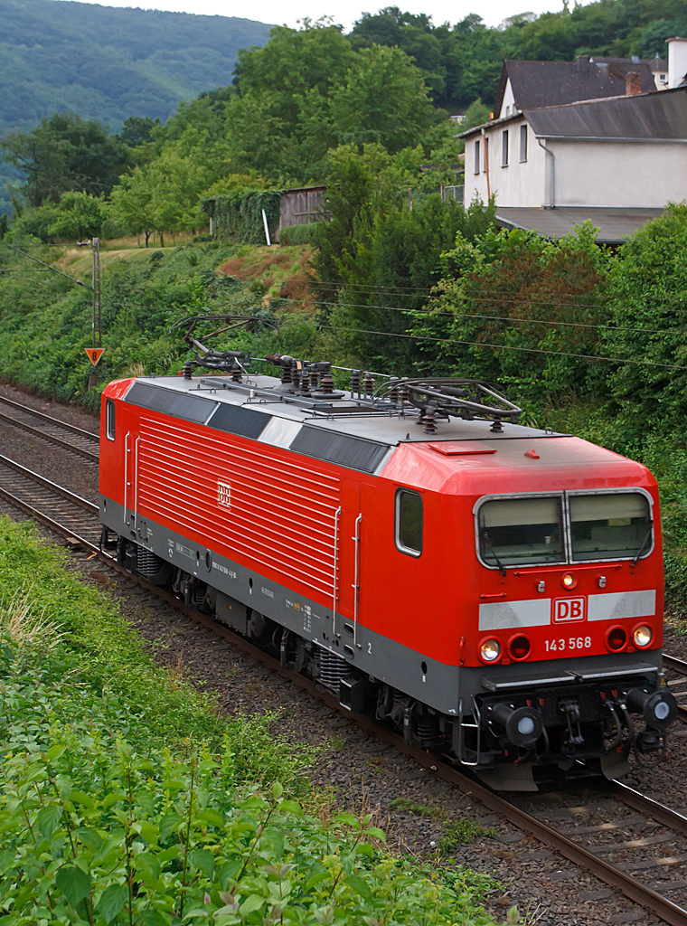 
Die 143 568-4 der DB Regio AG, ex DR 243 568-3, f�hrt am 21.06.2014 als Lz (solo) durch Kattenes in Richtung Koblenz. 

Die Lok wurde 1990 bei LEW  (Lokomotivbau Elektrotechnische Werke Hans Beimler Hennigsdorf) unter der Fabriknummer 18575 gebaut und als DR 243 568-3 an die Deutsche Reichsbahn geliefert. Da sie bereits 1991 an die DB vermietet wurde, erfolgte auch 1991 die Umzeichnung in 143 568-4. 
Sie tr�gt die NVR-Nummer 91 80 6143 568-4 D-DB und die EBA-Nummer EBA 01C17A 568