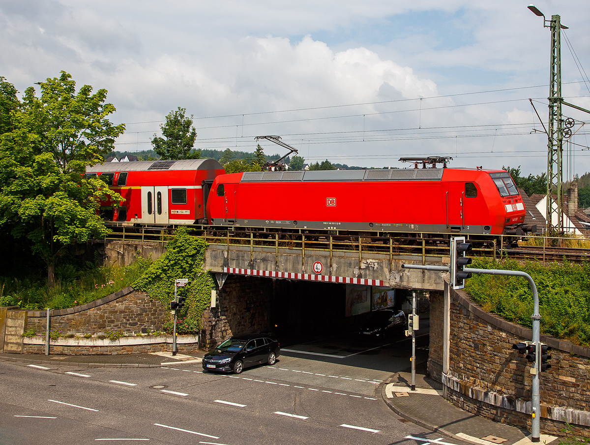 Die 146 001-3 (91 80 6146 001-3 D-DB) der DB Regio NRW erreicht am 09.07.2021, mit dem RE 9 (rsx - Rhein-Sieg-Express) Aachen - Köln – Siegen, bald den Bahnhof Wissen (Sieg).

Die TRAXX P160 AC1 wurde 2001 von ABB Daimler-Benz Transportation GmbH in Kassel unter der Fabriknummer 33813 gebaut.

Zwischenzeitlich war DB Regio zu der Erkenntnis gelangt, dass man im Nahverkehr trotz aller Umstellungsbemühungen auf Triebwagen moderne, schnelllaufende Elektrolokomotiven für den Einsatz vor Doppelstockzügen bis 160 km/h benötigte. Die Lokomotiven 145 018 und 019 wurden daher Ende 1999 mit einem Nahverkehrspaket, bestehend aus Zugzielanzeigern im linken Frontfenster und zeitmultiplexer Wendezugsteuerung, ausgerüstet und an DB Regio in Ludwigshafen am Rhein vermietet. Da sie sich in diesen Diensten bewährten, wurden aus Anlass der Expo 2000 die 145 031–050 ebenfalls nahverkehrstauglich gemacht und während der Weltausstellung im Raum Hannover eingesetzt. Diese Nahverkehrs-145er durften mit Ausnahmegenehmigungen 160 km/h fahren. Anschließend kamen sie in Nordrhein-Westfalen zum Einsatz, bis sie durch die Baureihe 146.0 ersetzt wurden.

Diese umgerüsteten 145er konnten trotzdem nur ein Provisorium sein, daher gab DB Regio beim Hersteller Bombardier eine spezielle Variante der Baureihe 145 für den Nahverkehr in Auftrag, die als Baureihe 146 eingereiht wurde. Wesentlichste Unterschiede zur 145 sind der für 160 km/h zugelassene, abgefederte Hohlwellenantrieb anstelle des Tatzlagerantriebes und der Zugzielanzeiger oberhalb der Frontfenster über deren gesamte Breite. Die Beschaffung der ersten Serie erfolgte mit finanzieller Unterstützung der späteren Einsatzländer Rheinland-Pfalz bzw. Nordrhein-Westfalen.

In den Jahren 2001 bis 2002 wurden insgesamt 31 Lokomotiven an DB Regio geliefert. Die ersten sieben Fahrzeuge (146 001–007) wurden dabei dem Bh Ludwigshafen (Rhein), die übrigen 24 (146 008–031) zunächst dem Bh Dortmund zugeordnet.

TECHNISCHE DATEN:
Hersteller: ADtranz, Bombardier
Spurweite: 1.435 mm (Normalspur)
Achsanordnung: Bo`Bo`
Länge über Puffer: 18.900 mm
Drehzapfenabstand: 10.400 mm
Achsabstand im Drehgestell: 2.600 mm
Dienstgewicht: 82 t
Radsatzlast: 20,5 t
Max. Leistung: 5.400 kW
Dauerleistung: 4.200 kW (5.700 PS)
Anfahrzugkraft: 300 kN
Dauerzugkraft: 265 kN
max. elektrische Bremskraft: 150 kN
Höchstgeschwindigkeit: 160 km/h
Antrieb: Hohlwellenantrieb
elektr. Antrieb: Drehstrom- Asynchron
Bauart der Bremsen: KE-GPR-E mZ (D) (ep)
Fahrdrahtspannung: 15 kV 16,7 Hz (technisch auch 25 kV 50 Hz möglich, aber nicht bestellt)