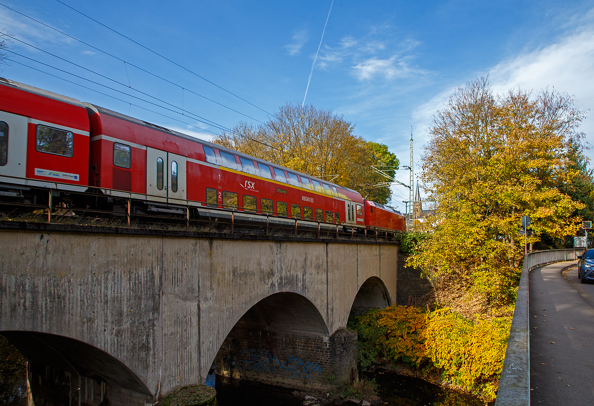 Die 146 003-9 (91 80 6146 003-9 D-DB) der DB Regio fährt am 29.10.2021 mit dem RE 9 rsx - Rhein-Sieg-Express (Aachen - Köln - Siegen) in Kirchen (Sieg) über die Siegbrücke erreicht nun bald den Bahnhof.