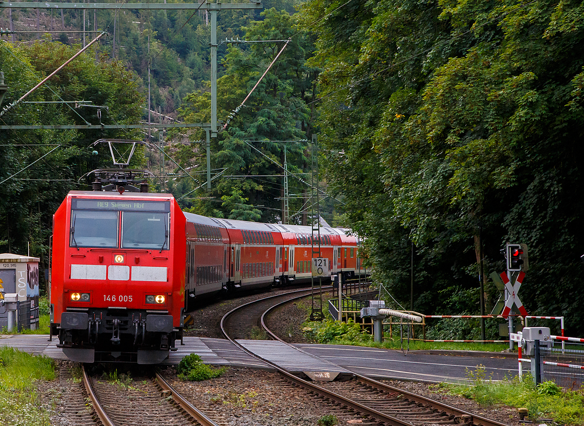 Die 146 005-4 (91 80 6146 005-4 D-DB) der DB Regio NRW erreicht am 27.08.2021, mit dem RE 9 (rsx - Rhein-Sieg-Express) Aachen - Köln - Siegen, den Bahnhof Kirchen (Sieg).

Die TRAXX P160 AC1 wurde 2001 von ABB Daimler-Benz Transportation GmbH in Kassel unter der Fabriknummer 33812 gebaut. 