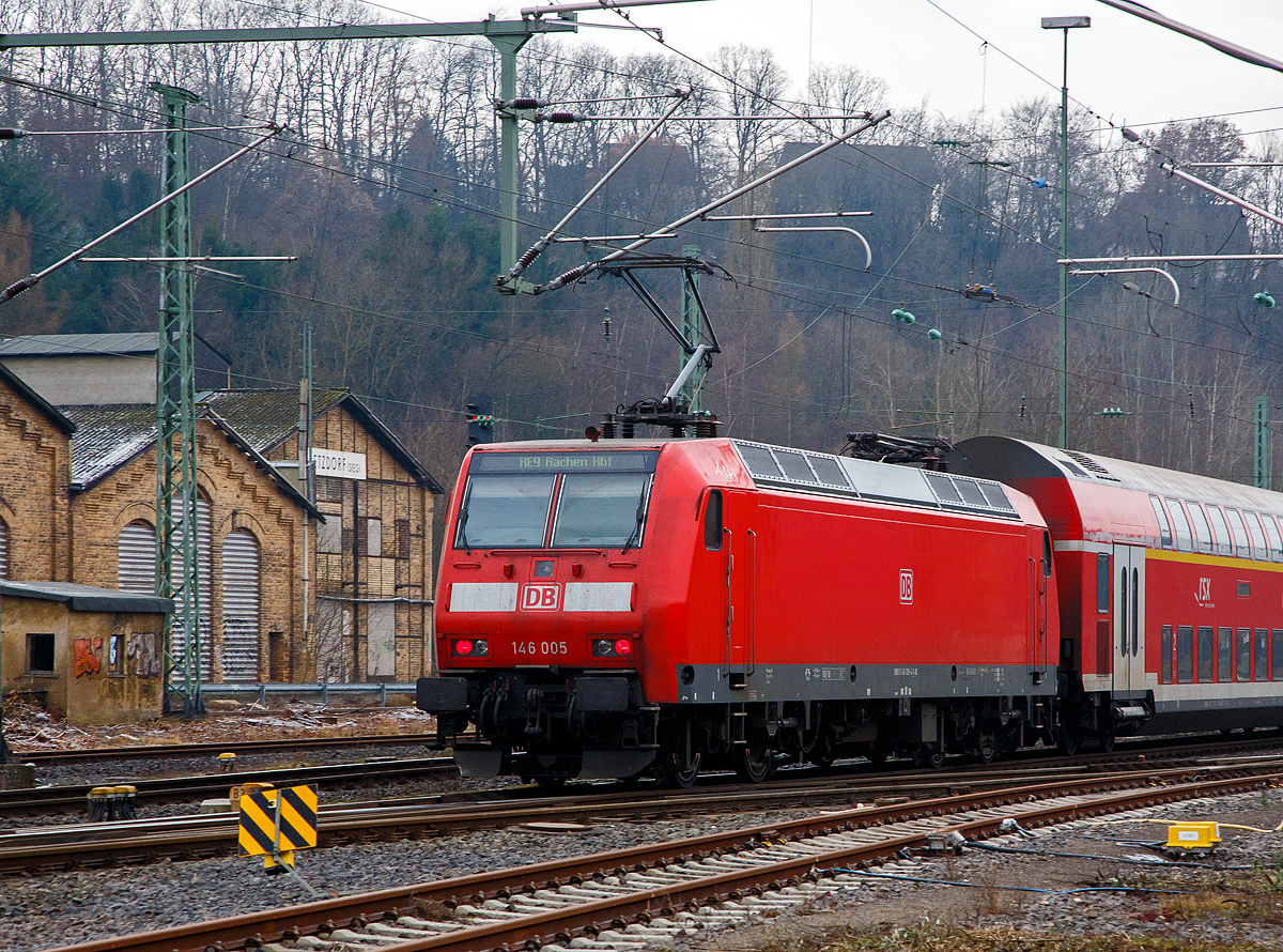 Die 146 005-4 (91 80 6146 005-4 D-DB) der DB Regio NRW schiebt den RE 9 (rsx - Rhein-Sieg-Express) Siegen - Kln – Aachen, am 23.12.2021 vom Bf. Betzdorf (Sieg) weiter in Richtung Kln. Die TRAXX P160 AC1 wurde 2001 von ABB Daimler-Benz Transportation GmbH in Kassel unter der Fabriknummer 33812 gebaut.

Im Hintergrund die ehemaligen Hallen vom BW Betzdorf wird es bald nicht mehr geben.