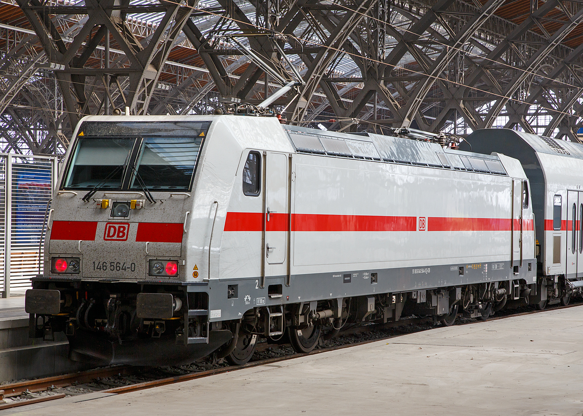 Die 146 564-0 (91 80 6146 564-0 D-DB) steht am 21.05.2016 mit einem IC 2 (Doppelstock-IC) im Hauptbahnhof Leipzig zur Abfahrt bereit.

Die TRAXX P160 AC2 wurde 2013 von Bombardier Transportation GmbH in Kassel unter der Fabriknummer 35041 gebaut. Am 12.11.2015 wurde sie abgenommen.

Eine dritte Bauserie der  BR146 (Bombardier Traxx P160 AC2), die seit 22. Juli 2005 ausgeliefert wird, übernimmt die mit der 185.2 eingeführten Änderungen und wird als 146.2 bzw. 146.5 eingeordnet. Die die als BR 146.6 gelieferten Maschinen sind bei DB Regio in Stuttgart, Freiburg und Nürnberg, sowie bei Metronom und der Regiobahn Bitterfeld Berlin (RBB) beheimatet. 


Ab 2013 wurden 27 Lokomotiven für die DB Fernverkehr gebaut, die als 146 551 bis 146 577 bezeichnet werden. Sie entsprechen technisch den Regio 146.2, sind aber in IC-Farbgebung lackiert, also weiß mit verkehrsrotem Längsstreifen, und werden als 146.5 bezeichnet. Seit Dezember 2015 werden sie mit den Doppelstock-Intercity (= IC2) eingesetzt. 


TECHNISCHE DATEN:
Spurweite: 1.435 mm
Achsanordnung: Bo`Bo`
Länge über Puffer: 18.900 mm
Dienstgewicht: 85 t 
Radsatzlast: 21,3 t
Nennleistung (Dauerleistung):  5.600 kW (7.600 PS)
Anfahrzugkraft: 300 kN
Dauerzugkraft: 265 kN
max. elektrische Bremskraft: 150 kN (15t)
Höchstgeschwindigkeit: 160 km/h
Antrieb: Hohlwellenantrieb
elektr. Antrieb: Drehstrom- Asynchron-Motoren (4 Stück)
Fahrdrahtspannung: 15 kV 16,7 Hz (technisch auch 25 kV 50 Hz möglich, aber nicht bestellt)