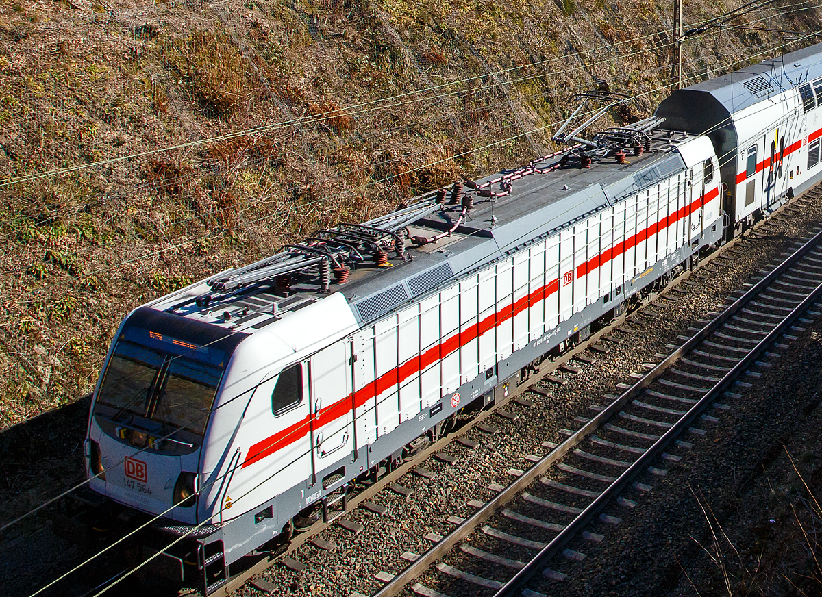 Die 147 564-9 (91 80 6147 564-9 D-DB – IC 4888) der DB Fernverkehr am 07.03.2022 beim Rudersdorfer Tunnel. 

Durch den Blick aufs Dach kann man den kleinen aber feinen Unterschied zwischen vorne dem Schweizer und dahinter dem Deutschen Stromabnehmer erkennen. Die Schweizer Wippen sind 500 mm schmaler als die Wippen frs DB Netz. 