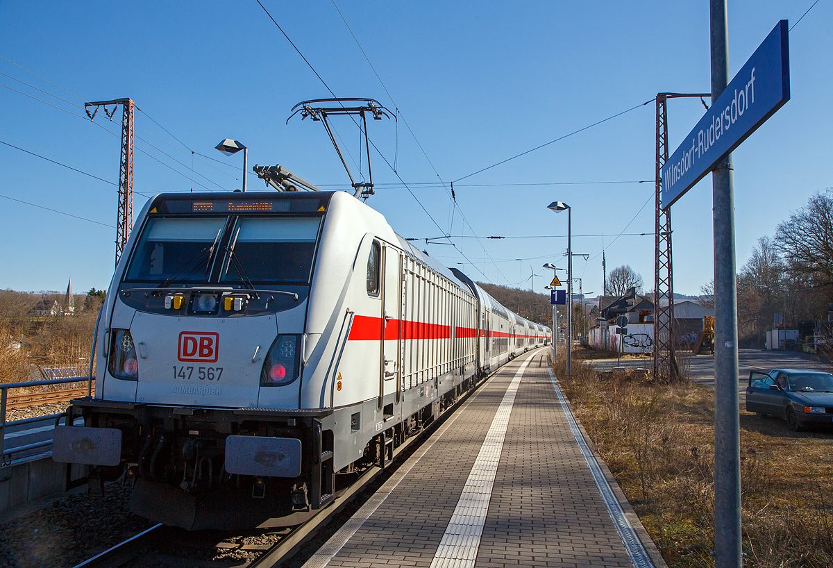 Die 147 567 (91 80 6147 567-2 D-DB - IC 4893) der DB Fernverkehr AG schiebt den IC 2229 / RE 34 (Dortmund  - Siegen – Frankfurt/Main) durch Wilnsdorf- Rudersdorf (Kr. Siegen) in Richtung Frankfurt. Zwischen Iserlohn-Letmathe und Dillenburg und wird der Zug auch als RE 34 geführt und hat die Freigabe für alle Nahverkehr Tickets auf diesem Streckenabschnitt.

Die TRAXX P160 AC3 wurde 2018 von Bombardier in Kassel gebaut und an die DB Fernverkehr AG geliefert. Sie hat die Zulassungen für Deutschland. Für die Schweiz ist die Zulassung auch vorgesehen, daher hat sie auch vier Stromabnehmer, doch wurde noch keine Zulassung durch die Schweiz vom Hersteller erlangt.