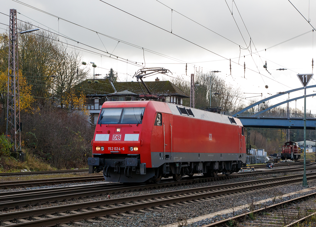 
Die 152 024-6 (91 80 6152 024-6 D-DB) der DB Schenker Rail Deutschland AG fährt am 21.11.2015 vom Rangierbahnhof Kreuztal zum Abstellbereich. 

Die Siemens ES 64 F wurde 1998 von Krauss-Maffei in München unter der Fabriknummer 20151 gebaut, der elektrische Teil wurde von DUEWAG unter der Fabriknummer 91927 geliefert.