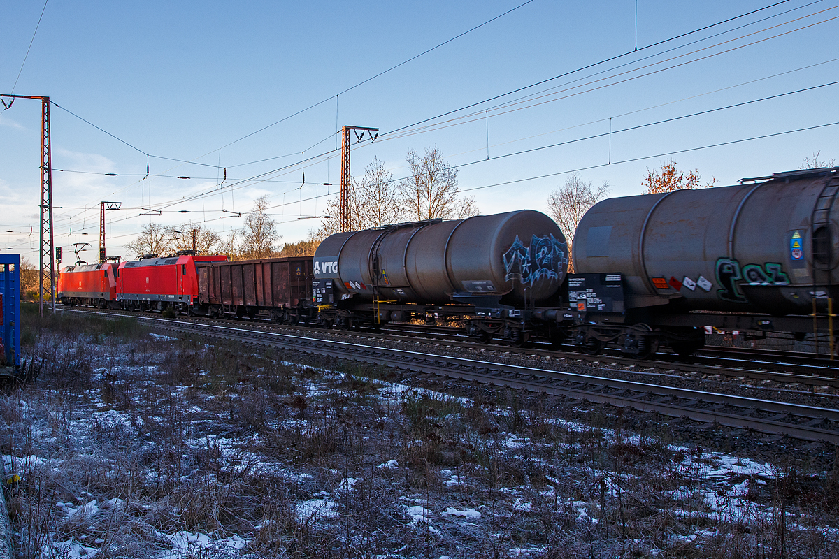 Die 152 036-0 (91 80 6152 036-0 D-DB) der DB Cargo AG zieht eine kalte 185.2er und einen gemischten Güterzug am 11.01.2022 durch Rudersdorf (Kr. Siegen) über die Dillstrecke (KBS 445) in nördlicher Richtung.