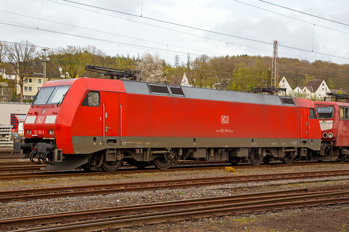 
Die 152 101-2 (91 80 6152 101-2 D-DB) der DB Schenker Rail Deutschland AG ist am 25.04.2015 in Kreuztal abgestellt. 

Die Siemens ES 64 F wurde 2000 bei Krauss-Maffei in München unter der Fabriknummer 20228 gebaut, sie hat EBA-Nummer EBA 96Q15A 101.