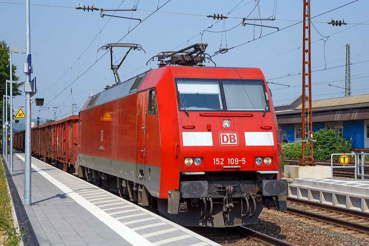 
Die 152 109-5 (91 80 6152 109-5 D-DB) der DB Schenker Rail Deutschland AG fährt am 03.07.2015 mit einem Güterzug (mit offenen Güterwagen der Gattung Eaos) durch den Bahnhof Neuwied.

Die Siemens ES 64 F wurde 2000 von Krauss-Maffei in München unter der Fabriknummer 20236 gebaut, der elektrische Teil wurde DUEWAG unter der Fabriknummer 91969 geliefert. 