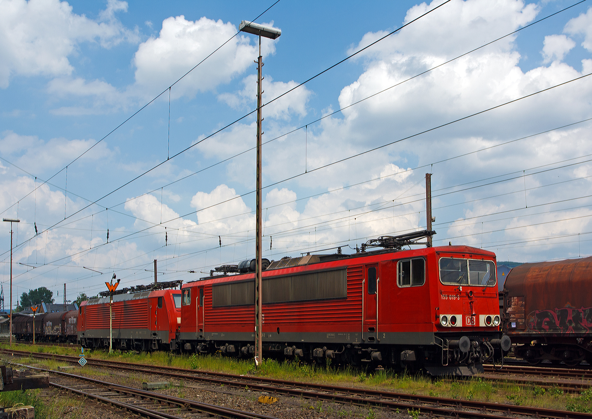 
Die 155 019-3 (91 80 6155 019-3 D-DB) der DB Schenker Rail Deutschland AG, ex DR 250 019-7, ist am 03.06.2014 in Kreuztal im Abstellbereich abgestellt. 

Die Lok wurde 1977 bei LEW (VEB Lokomotivbau Elektrotechnische Werke Hans Beimler) in Hennigsdorf unter der Fabriknummer 14779 gebaut und als 250 019-7 an die DR (Deutsche Reichsbahn) geliefert, 1992 umgezeichnet in DR 155 019-3 und 1994 in DB 155 019-3. 

Dahinter steht noch die 189 058-1der DB Schenker Rail Deutschland AG.