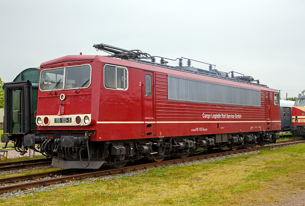Die 155 103-5 (91 80 6155 103-5 D-CLR) der Cargo Logistik Rail Service GmbH (CLR), ausgestellt am 06.05.2017 auf dem Familienfest der Magdeburger Eisenbahnfreunde im Wissenschaftshafen Magdeburg.

Die Lok wurde 1979 bei LEW (VEB Lokomotivbau Elektrotechnische Werke Hans Beimler) in Hennigsdorf unter der Fabriknummer 16449 gebaut und als 250 103-9 an die DR (Deutsche Reichsbahn) geliefert. Weiterer Lebenslauf: 
01.01.1992 Umzeichnung in DR 155 103-5
01.01.1994 Umzeichnung in DB 155 103-5
23.12.2014 z-Stellung
07.03.2016 Ausmusterung bei der DB Cargo
23.03.2016 an CLR - Cargo Logistik Rail-Service GmbH (Barleben)  als155 103-5 (NVR-Nummer: 91 80 6155 103-5 D-CLR) 


Mitte der 1960er Jahre zeigte sich, dass die nach dem Zweiten Weltkrieg zuerst von der Deutschen Reichsbahn (DR) in der DDR beschafften E-Loks der Baureihen E 11 und E 42 den gestiegenen Leistungsanforderungen der Zugförderung im Güterverkehr teilweise nicht mehr gerecht wurden. Insbesondere wurde beanstandet, dass die Güterzuglok E 42 trotz des Einsatzes in Doppeltraktion bisweilen Schwierigkeiten beim Anfahren schwerer Züge in den Rangierbahnhöfen hatte, und der E 11 die Leistung zum Beschleunigen der damals schwersten Schnellzüge auf 120 km/h fehlte.

Aus Sicht der Hauptverwaltung Maschinenwirtschaft der DR erforderte das neue Leistungsprofil die Beschaffung einer sechsachsigen Lokomotive, die eigentlich bereits parallel zu den E 11 / E 42 geplant worden war, bei der Beschaffung aber aus Kapazitätsgründen keine Berücksichtigung fand. Die Co’Co’-Lokomotive mit dem Arbeitstitel E 51 sollte jeden Reise- oder Güterzug befördern können und damit universell einsetzbar sein. Dieses Ziel wurde 1974 mit den Prototypen 250 001 bis 250 003 erreicht. Hersteller war, wie bei allen DR-E-Loks, der Lokomotivbau Elektrotechnische Werke Hans Beimler Hennigsdorf. Dabei wurde der neueste Stand der Technik berücksichtigt, wie der Stahlleichtbau, der zu einem gesickten Lokkasten führte oder die Tiefanlenkung der Drehgestelle. Bei der Ausstattung des Führerstandes wurden die jüngsten Erkenntnisse der Ergonomie berücksichtigt.

Die Serienproduktion begann nach Abschluss aller Testläufe 1977. Bis 1984 wurden insgesamt 270 Serienloks an die DR ausgeliefert. Wegen ihres doch sehr zweckmäßigen Aufbaus und der Ähnlichkeit ihrer Form mit einem ISO-Container bekam diese Baureihe den Spitznamen „Strom-Container“ oder „Elektro-Container“. Zu Zeiten der DDR bespannten sie jede Zugart im Güter- und im Personenverkehr, wobei der Schwerpunkt auf dem schweren Güterzugdienst lag. In den Jahren der Wende wurden die Loks durch die Verlagerung des Güteraufkommens auf den Straßenverkehr zum großen Teil nicht mehr benötigt. Daher wurden einige zeitweise an die Schweizerische Südostbahn (SOB) vermietet, ein großer Teil ging jedoch zur Deutschen Bundesbahn und wurde von den Betriebshöfen Nürnberg West und Mannheim unter der DB-Baureihenbezeichnung 155 eingesetzt.

Die Baureihenbezeichnung 155 haben alle Lokomotiven der DR im Zuge der Angleichung des Baureihenschemas ab 1992 übernommen.

An den Einsatzgebieten hat sich bis heute praktisch nichts geändert, allerdings sind die Loks inzwischen auf die Betriebswerke Seddin und Mannheim Rbf konzentriert. Nach der dritten Stufe der Bahnreform wurden die Loks dem Geschäftsbereich DB Cargo zugeschlagen, was das faktische Ende der Einsätze im Personenverkehr bedingt. Die Lokomotiven werden heute im gesamten Schienennetz der DB eingesetzt und sind praktisch vor jeder Art von Güterzügen anzutreffen. Vorzugsweise wird die Lokomotive im schweren Montan- und Chemieverkehr und auch vor schnellen Containerzügen, auch auf den Schnellfahrstrecken, eingesetzt.

Konstruktion

Die Loks haben zwei dreiachsige Drehgestelle, in denen die Radsätze wegen des Tatzlagerantriebs asymmetrisch angeordnet sind, der mittlere Radsatz ist aus Gründen der Kurvengängigkeit um je 60 Millimeter seitenverschiebbar. Jede Achse wird von einem zwölfpoligen Einphasen-Reihenschlussmotor angetrieben, die Kraftübertragung erfolgt über ein beidseitig angeordnetes Stirnradgetriebe und den bewährten Kegelringfeder-Antrieb. Lauftechnische Versuche noch zu Zeiten der DR haben ergeben, dass die Loks mit einem modifizierten Kegelringfeder-Antrieb bis zu 160 km/h laufen könnten, allerdings wurde für eine solche Lokomotive kein Bedarf gesehen, da ohnehin nirgends bei der DR mehr als 120 km/h gefahren werden konnte. Nach der Wende wurden entsprechende Pläne zugunsten anderer Baureihen, die konstruktiv keine Güterzugloks waren, fallengelassen.

Der Aufbau ist im Wortsinne kastenförmig und gab der Lokomotive ihre verschiedenen Spitznamen – früher „Kommissbrot“, heute wird sie häufig als „Stromcontainer“ bezeichnet. Drei Dachteile sind für besseren Zugang zu den Großgeräten im Maschinenraum abnehmbar. Die gesickten Seitenwände haben je ein durchgehendes Lüfterband zur Kühlluftversorgung.

Die Lokomotiven sind nicht wendezug- oder doppeltraktionsfähig. Sie erreichen eine mögliche Anfahrzugkraft von 6× 80 kN (480 kN) und eine Dauerzugkraft von 196 Kilonewton (kN). Einige Lokomotiven wurden zur Nutzung auf den Schnellfahrstrecken mit der Linienzugbeeinflussung LZB 80 ausgerüstet.

TECHNISCHE DATEN:
Technische Daten:
Spurweite: 1.435 mm
Achsanordnung: Co`Co`
Länge über Puffer:  19.600 mm
Drehzapfenabstand:  11.200 mm
Gesamtradstand:  14.500 mm
Dienstgewicht:  123,0 t
Radsatzfahrmasse:  20,5 t
Höchstgeschwindigkeit:  125 km/h
Stundenleistung:  6 × 900 kW = 5.400 kW 
Dauerleistung:  5.100 kW (6.934 PS)
Anfahrzugkraft:  480 kN
Dauerzugkraft:  196 kN
Stromsystem:  15 kV 16,7 Hz
Anzahl der Fahrmotoren:  6
