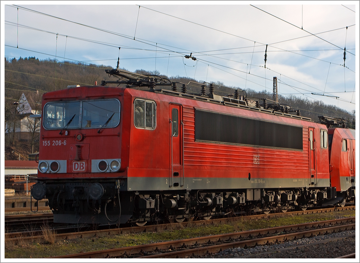 Die 155 206-6 (ex DR 250 206-0) der DB Schenker Rail Deutschland AG abgestellt am 19.01.2014 in Kreuztal. 

Die Lok wurde 1983 bei LEW (VEB Lokomotivbau Elektrotechnische Werke Hans Beimler) in Hennigsdorf unter der Fabriknummer 18191 gebaut und als 250 206-0 an die DR (Deutsche Reichsbahn) geliefert. 

Seit 2007 hat sie die NVR-Nummer  91 80 6155 206-6 D-DB.