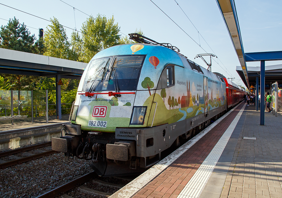 Die 182 002-6  Es gibt immer was zu entdecken mit dem RE1  (91 80 6182 002-6 D-DB) der DB Regio steht am 19.09.2018 im Hauptbahnhof Brandenburg an der Havel.mit dem RE 1 nach Frankfurt (Oder) zur Abfahrt bereit. 

Die Lok wurde 2001 von Krauss-Maffei in München unter der Fabriknummer 20299 gebaut. 