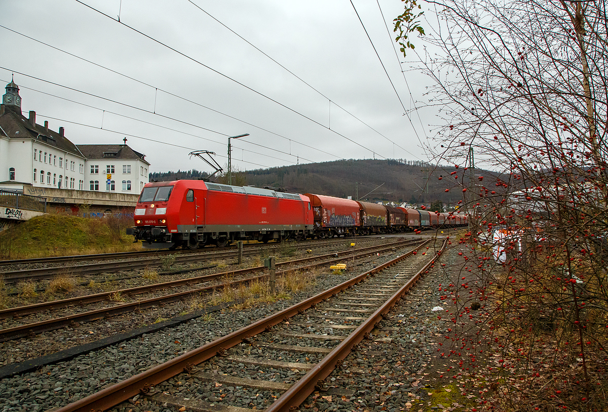 Die 185 070-0 (91 80 6185 070-0 D-DB) der DB Cargo AG) fährt am 04.12.2021 mit einem Coilzug durch Niederschelden in Richtung Köln.

Die TRAXX F140 AC1 wurde 2002 von Bombardier Transportation GmbH in Kassel unter der Fabriknummer 33485 gebaut.