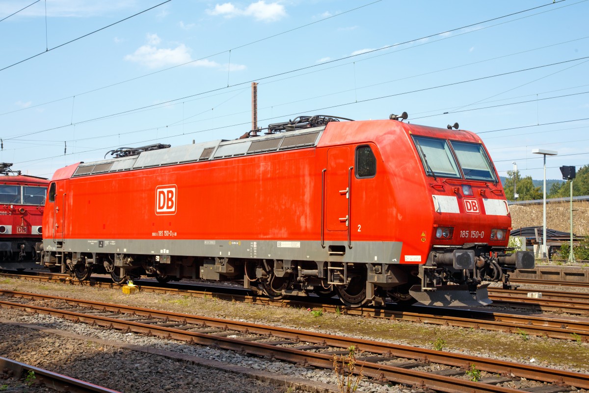 
Die 185 150-0 (91 80 6185 150-0 D-DB) der DB Schenker Rail Deutschland AG, abgestellt am 23.08.2015 in Kreuztal. 

Die TRAXX F140 AC wurde 2003 bei Bombardier in Kassel unter der Fabriknummer 33545 gebaut.