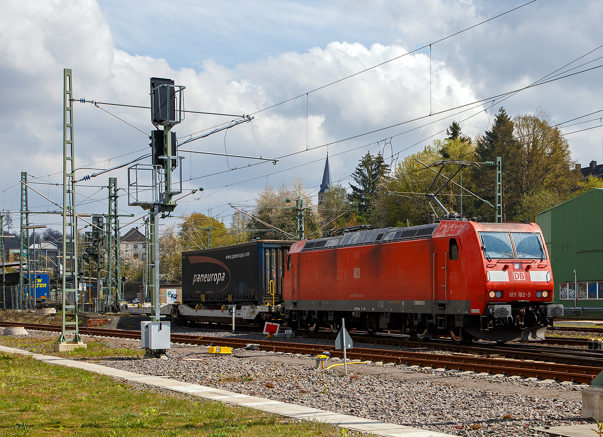 Die 185 162-5 (91 80 6185 162-5 D-DB) der DB Cargo Deutschland AG fährt am 30.04.2021 mit einem KLV-Zug durch Betzdorf/Sieg in Richtung Köln. 

Die TRAXX F140 AC1 wurde 2004 bei Bombardier in Kassel unter der Fabriknummer 33637 gebaut und an die DB Cargo AG (damals Railion Deutschland AG) geliefert.

Auf Grund der wachsenden internationalen Aktivitäten von DB Cargo wurde für neue elektrische Güterzuglokomotiven Zweisystemfähigkeit für den Einsatz mit 25 Kilovolt bei 50 Hertz gefordert, um mit den Lokomotiven auch Frankreich, Luxemburg und Dänemark anfahren zu können. Die bestehende Option auf weitere Lokomotiven der Baureihe 145 wurde daher entsprechend abgewandelt wahrgenommen.

Im Januar 2000 konnte der Hersteller Adtranz (ab 2001 Bombardier) mit der 185 001 das erste Exemplar einer Mehrsystemvariante der Baureihe 145 präsentieren. Technisch sind die 185er eine Weiterentwicklung der 145, auch flossen Erkenntnisse aus der Entwicklung der Baureihe 146 in die Lokomotiven mit ein. Insgesamt wurden 405 Lokomotiven der Baureihe 185 (200 F140 AC1 sowie 205 F140 AC2) beschafft, wodurch diese die derzeit am häufigsten im deutschen Eisenbahnnetz anzutreffende Elektrolokomotive ist. Mit ihr wurden vor allem die alten Lokomotiven der Baureihe 140 ersetzt. Der Stückpreis einer Lokomotive der Baureihe 185 betrug im Jahr 2000 circa 4,85 Millionen DM (rund 2,5 Millionen Euro).

TECHNISCHE DATEN: 
Spurweite: 1.435 mm
Achsformel:  Bo’Bo’
Länge über Puffer:  18.900 mm
Höchstgeschwindigkeit: 140 km/h (Eigen / Geschleppt)
größte Anfahrzugkraft: 300 kN
Dauerzugkraft: 265 kN (bis 57 km/h)
Nennleistung (Dauerleistung) : 5.600 kW
Wirkungsgrad  82,5% bei 2,1 MW und 93 km/h
Gesamtgewicht: 82 t
Mittlere Radsatzlast:  20,5 t
Fahrzeugbegrenzung:  UIC 505-1 / EBO G1
Länge über Puffer: 18.900 mm
Größte Breite: 2.978 mm
Gesamtradsatzstand: 13.000 mm
Achsabstand im Drehgestell: 2.600 mm
Laufkreisdurchmesser: 1.250 mm (neu) / 1.170 mm (abgenuzt)
Kleinster befahrbarer Gleisbogen: R =100 m
Geeignet für Ablaufberg: ja
Bremse Kurzbezeichnung: KE-GPR-EmZ / D [ep]
Bremskraftübertragung :Scheiben
Feststellbremse: Federspeicher
Dynamische Bremse: Netzbremse, 
Druckluftanlage Fördermenge und Druck: 144 m³/h; 10 bar
Antriebsart : Tatzlager
Übersetzung:  22 : 115
Zug- u. Stoßeinrichtung: Schraubkupplung
Zulässige Zugkraft / Druckkraft  600 kN / 2 x 650 kN
Oberleitungsspannung: 15 kV; 16,7 Hz und 25 kV; 50 Hz
Anzahl und Typ der Stromabnehmer: 2 x DSA 200, 2 x SBB
Fahrmotoren: Anzahl und Typ: 4 x BAZu 8871/4
Spannung: 1.870 V
Höchstdrehzahl: 3.320 U/min
Gewicht eines Motors  2.050 kg
Kühlung: fremd
Antrieb: Drehstrom-Asynchron