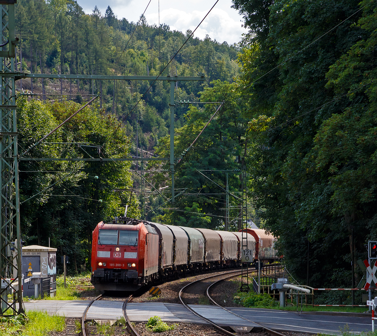 Die 185 200-3 (91 80 6185 200-3 D-DB) der DB Cargo AG fährt am 21.08.2021 mit einem gemischten Güterzug, durch Kirchen/Sieg in Richtung Siegen. (Aufnahme vom Bahnsteig).

Die TRAXX F140 AC1 wurde 2004 bei Bombardier in Kassel unter der Fabriknummer 33711 gebaut. Sie war die letzte an die DB Cargo AG (damals Railion Deutschland AG) gelieferten der Serie TRAXX F140 AC1. Danach begann mit der 185 201-1 die Serie der TRAXX F140 AC2.

