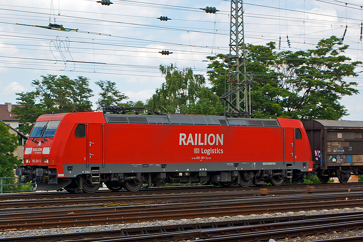 
Die 185 281-3 der DB Schenker Rail Deutschland AG mit einem gem. Güterzug fährt am 31.05.2014 durch Neustadt an der Weinstraße. 

Die TRAXX F140 AC2 (BR 185.2) wurde 2007 bei Bombardier in Kassel unter der Fabriknummer 34144 gebaut. Sie hat die komplette NVR-Nummer 91 80 6185 281-3 D-DB.

