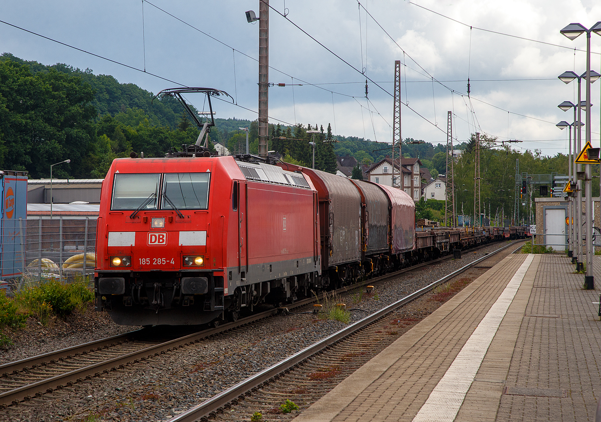 Die 185 285-4 (91 80 6 185 285-4 D-DB) der DB Cargo AG fährt am 09.06.2022 mit einem leeren Coilzug (Übergabezug) vom Rbf Kreuztal durch den Bahnhof Kreuztal in Richtung Hagen. 

Die TRAXX F140 AC2 wurde 2007 von Bombardier in Kassel unter der Fabriknummer 34148 gebaut.
