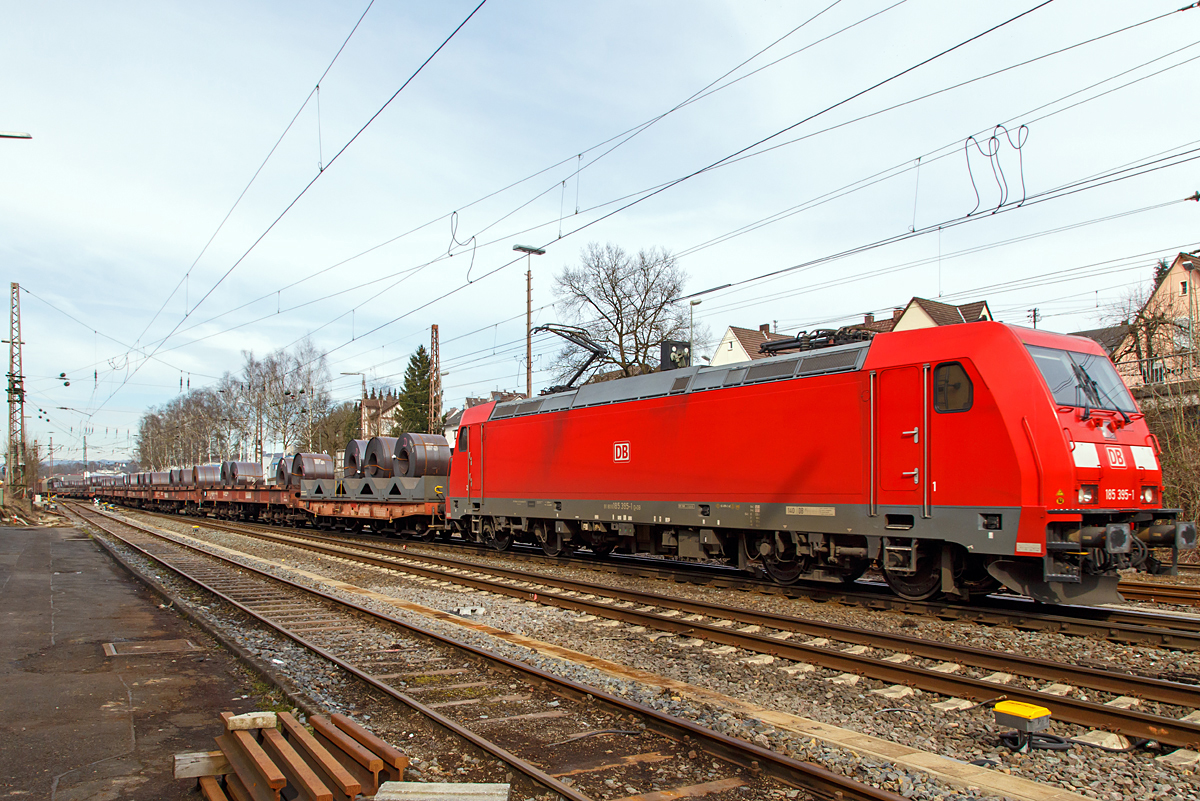 
Die 185 395-1 (91 80 6185 395-1 D-DB) der DB Schenker Rail Deutschland AG erreicht am 07.03.2015 mit ihrem Coil-Güterzug Kreuztal.