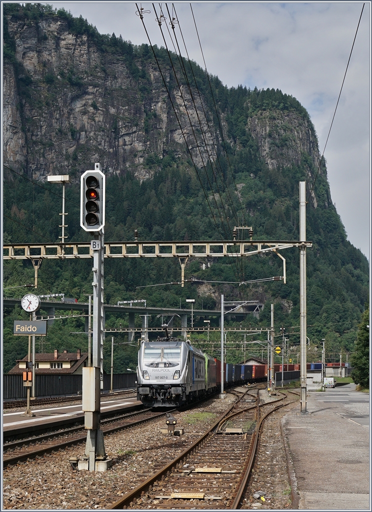 Die 187 007-0 und eine weiter BLS Lok mit einem Güterzug bei der Durchfahrt in Faido.
21. Juli 2016