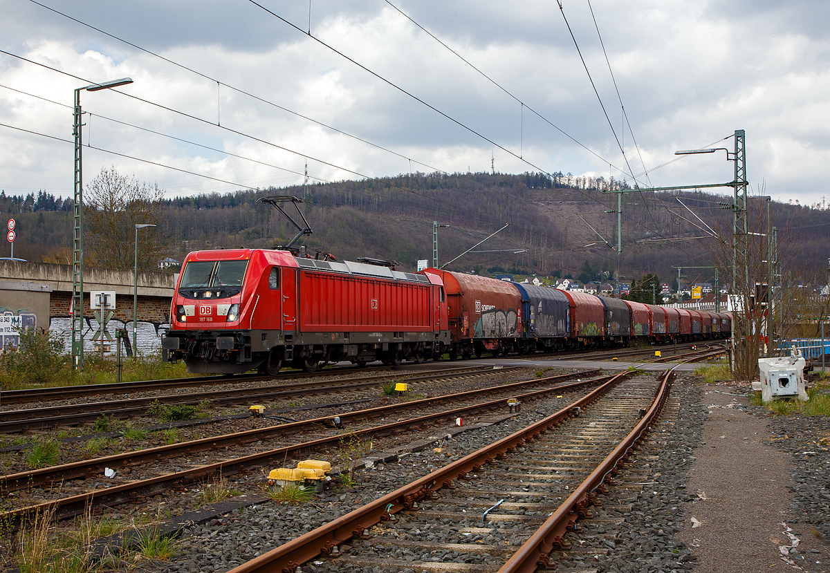 Die 187 168 (91 80 6187 168-0 D-DB) der DB Cargo AG fhrt am 14.04.2022 mit einem Coilzug durch Niederschelden / Niederschelderhtte in Richtung Kln. 

Die TRAXX F140 AC3 wurde 2018 von Bombardier in Kassel unter der Fabriknummer KAS 35489 gebaut.
