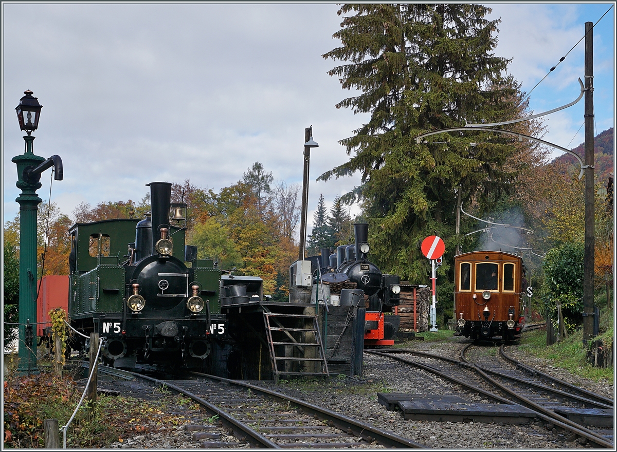 Die 1890 gebaute LEB G 3/3 N° 5 der Blonay Chamby Bahn wird in Chaulin mit Kohle und Wasser versorgt. 

24. Oktober 2020