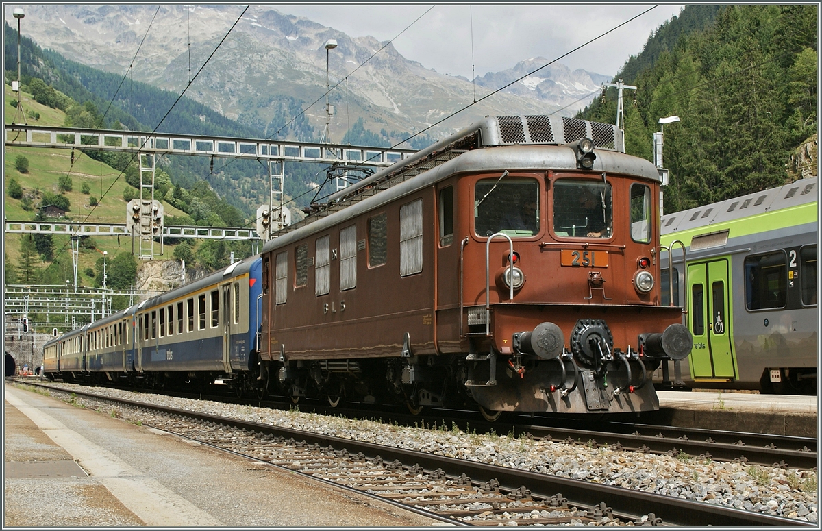 Die 1944 gebaute Ae 4/4 251 der BLS wartet mit einem Extrazug für das  Südrampenfest  anlässlich des Jubiläums 100 Jahre BLS in Goppenstein auf die Abfahrt. 
7. Sept. 2013
