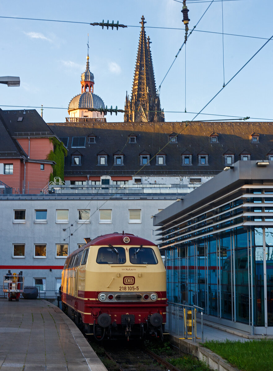 Die 218 105-5 (92 80 1218 105-5 D-NESA) der NeSA Eisenbahn-Betriebsgesellschaft Neckar-Schwarzwald-Alb mbH (Rottweil), in den, TEE-Farben purpurrot/beige. ist am 29 April 2025 beim Hauptbahnhof Köln auf dem Stumpfgleis neben dem Gleis 1 Abschnitt F und DB Casino Köln Hbf abgestellt.

Die V 164 wurde 1971 bei Krupp unter der Fabriknummer 5126 gebaut und an die Deutschen Bundesbahn (DB) geliefert, seit 2008 ist sie im BW Aschaffenburg stationiert und gehörte 2016 noch der WestFrankenBahn (DB Regio). Im Sommer 2016 wurde die Lok an die NeSA Eisenbahn-Betriebsgesellschaft Neckar-Schwarzwald-Alb mbH in Rottweil verkauft und trägt nun die NVR-Nummer 92 80 1218 105-5 D-NESA.  