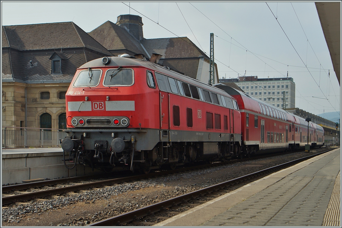 Die 218 414-1 wartet mit ihrem RE nach Wissembourg auf die baldige Abfahrt in Koblenz.
22. Juni 2014