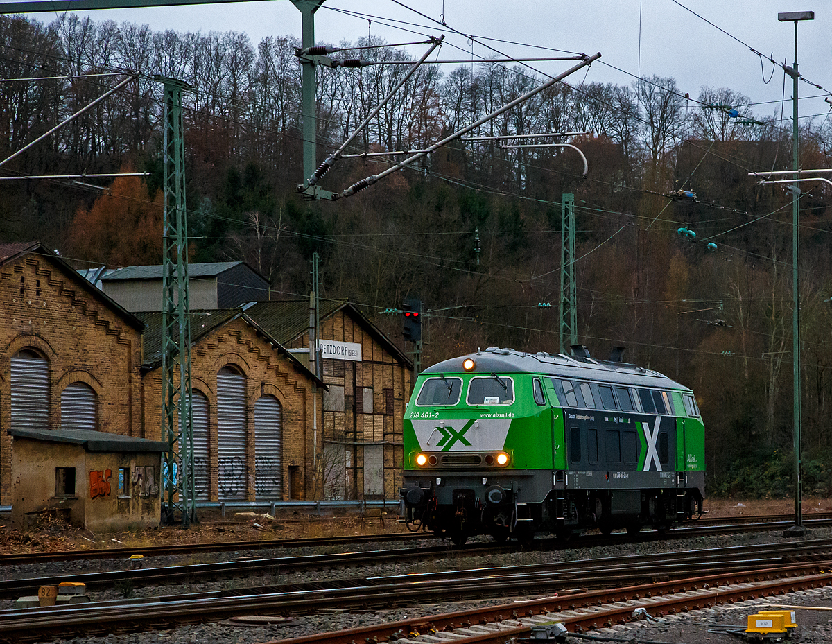 Die 218 461-2 (92 80 1218 461-2 D-AIX) der der AIXrail GmbH (Aachen) fährt am 03.12.2021, als Lz (Lokzug) bzw. auf Tfzf (Triebfahrzeugfahrt), durch Betzdorf/Sieg in Richtung Siegen.

Die V 164 wurde 1978 bei Henschel in Kassel unter der Fabriknummer 32055 gebaut und als 218 461-2 an die DB geliefert. Bis 2020 fuhr sie als 92 80 1218 461-2 D-DB für die DB Fahrwegdienste GmbH und wurde dann an die AIXrail GmbH verkauft.

Die Baureihe 218 ist das zuletzt entwickelte Mitglied der V 160-Lokfamilie. Viele Gemeinsamkeiten der Baureihen V 160 bis V 169 (spätere 215 bis 219) wurden in ihr zusammengefasst. Bei der Baureihe 218 wurde von der Baureihe 217 die elektrische Zugheizung übernommen, von den Prototypen der Baureihe 215 übernahm man den 1840-kW-Motor (2500 PS), wobei ein Hilfsdieselmotor zum Betrieb des Heizgenerators überflüssig wurde.
Im Jahr 1966 bestellte die Deutsche Bundesbahn zunächst zwölf Vorserien-Lokomotiven der Baureihe V164. Die ersten Lokomotiven wurden ab 1968 von der Firma Krupp ausgeliefert. Von der Deutschen Bundesbahn wurden sie aber als Baureihe 218 in Dienst gestellt. Die Serienbeschaffung (unter Beteiligung von Henschel, Krauss-Maffei und MaK in Kiel) erfolgte von 1971 bis 1979 mit 398 weiteren Maschinen. Hinzu kam 1975 nach einem Unfall die 215 112, die nach ihrer Instandsetzung zur 218 399 wurde. Die Auslieferung erfolgte in vier Bauserien (218 101-170, 171-298, 299-398, 400-499), bei denen es geringe Veränderungen gab.
Die 140 km/h schnellen und 2500 bis 2800 PS starken ''BB-Loks wurden im Reise - und Güterzugdienst eingesetzt. Die elektrische Zugheizung und die Wendezug- und Doppeltraktionssteuerung machen die Baureihe 218 zu einer universal verwendbaren Lok. Die Baureihe 218 bewährte sich im Betriebsdienst und galt noch bis ins Jahr 2000 als die wichtigste Streckendiesellok der Deutschen Bahn AG. Leider wurden immer mehr Leistungen im Personennahverkehr durch Triebwagen ersetzt. Dadurch und durch Betreiberwechsel waren immer mehr Lokomotiven der Baureihe 218 bei der Deutschen Bahn AG überflüssig geworden. Im Juli 2009 waren noch etwa 200 Exemplare im Einsatz. Eine Nachfolgerin für die Baureihe 218 ist noch nicht in Sicht.

Technische Daten:
Achsformel:  B'B'
Spurweite:  1.435 mm
Länge: 16.400 mm
Gewicht:  80 Tonnen
Radsatzfahrmasse:  20,0 Tonnen
Höchstgeschwindigkeit:  140 km/h
Motor: Wassergekühlter V 12 Zylinder Viertakt MTU - Dieselmotor vom Typ 12 V 956 TB 11 (abgasoptimiert ) mit Direkteinspritzung und Abgasturboaufladung mit Ladeluftkühlung
Motorleistung: 2.800 PS (2.060 kW) bei 1500 U/min
Getriebe: MTU-Getriebe K 252 SUBB (mit 2 hydraulische Drehmomentwandler)
Leistungsübertragung: hydraulisch
Tankinhalt:  3.150 l