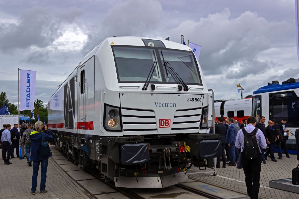Die 2248 500 pr�sentierte sich auf der InnoTrans im InterCity-Fabrschema der DB, zumindest ab dem zweiten Tag, der rote Streifen wurde n�mlich erst w�hrend der Messe auf der urspr�nglich einfarbig in hellgrau lackierten Lok angebracht.