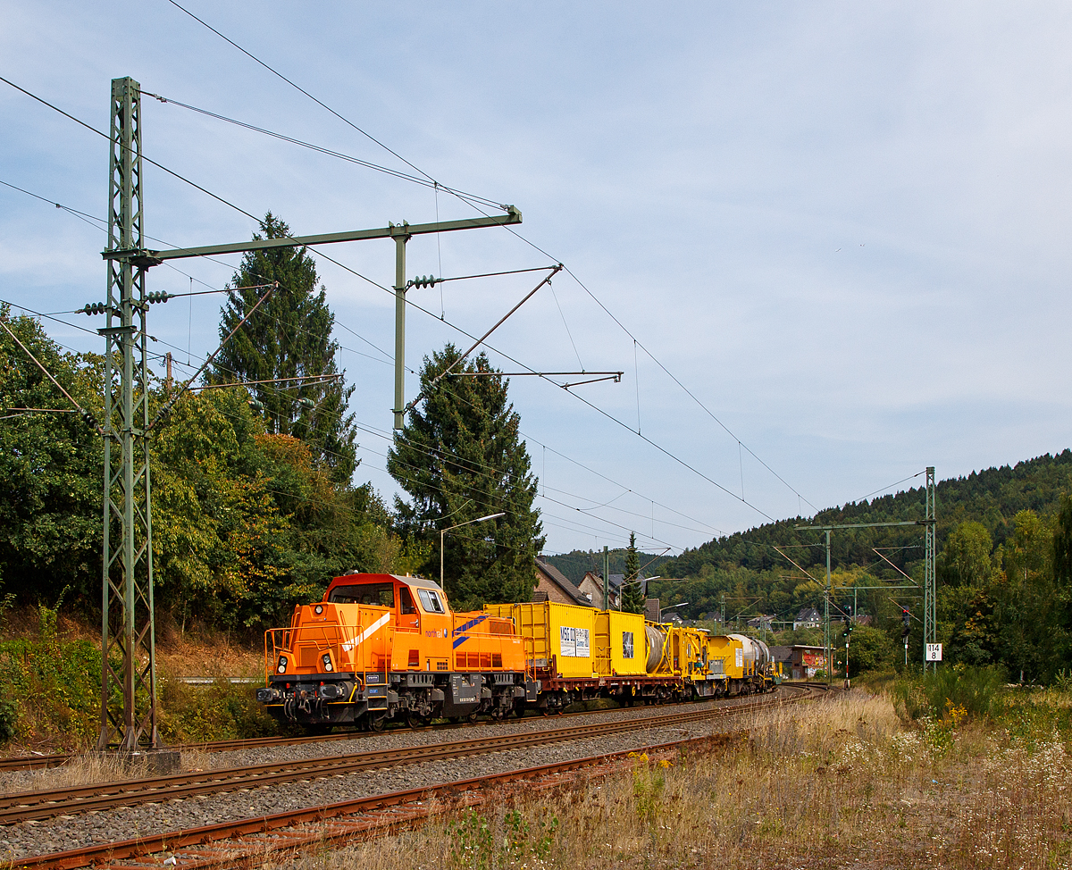 Die 261 310-7 (92 80 1261 310-7 D-NRAIL) eine Voith Gravita 10 BB der northrail fhrt am 03.09.2016 mit dem MSG 02 Mobile Spleinrichtung fr Gleisentwsserungsanlagen der Ba-Be-D Daimer GmbH durch Mudersbach/Sieg in Richtung Kln.