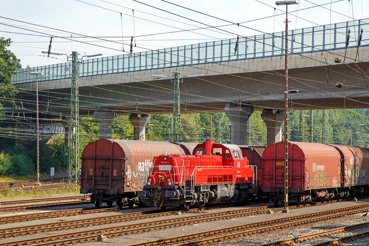 
Die 265 011-7 (92 80 1265 011-7 D-DB), eine Voith Gravita 15L BB der DB Schenker Rail Deutschland AG, abgestellt am 23.08.2015 im Güterbahnhof Kreuztal. Aufgenommen vom Gehweg aus.

Die Lok wurde 2013 von Voith in Kiel unter der Fabriknummer L04-18028 gebaut und an die DB Schenker geliefert.

Die Loks vom Typ Gravita 15L BB (BR 265) haben einen Leistung von 1.800 kW und habe somit 800 kW mehr Leistung als eine Gravita 10 BB (BR 261). Zudem sind sie über 1m länger als die kleine Schwester.