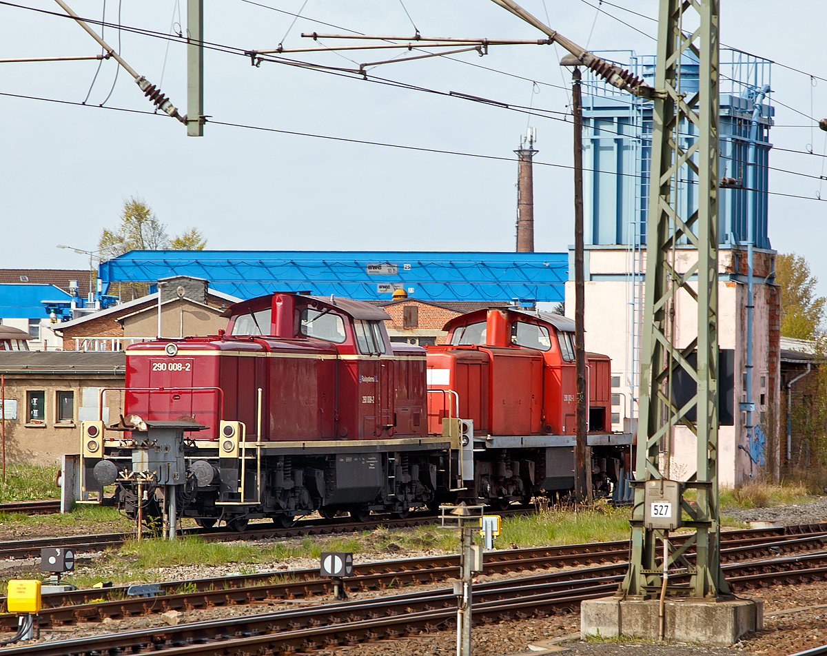 
Die 290 008-2 (98 80 3290 008-2 D-RPRS), ex DB V 90 008 und dahinter die 290 003-3 (98 80 3290 003-3 D-RPRS), ex DB V 90 003 der Railsystems RP GmbH am 30.04.2016 in Gotha (aufgenommen vom Bahnsteig). 

Beide V 90 wurden 1964 von MaK in Kiel gebaut. Die 290 008-2 wurde unter der Fabriknummer 1000266 gebaut und als DB V 90 008 abgeliefert, 1968 erfolgte die Umzeichnung in DB 290 008-2. Die 290 003-3 wurde unter der Fabriknummer 1000261 gebaut und als DB V 90 003 abgeliefert, 1968 erfolgte die Umzeichnung in DB 290 003-3. Beide V 90 wurden 2009 z-gestellt und Im Jahr 2014 ausgemustert und an die Railsystems RP GmbH verkauft. 
Die 290 008-2 bekam wieder die ursprüngliche Farbgebung in purpurrot (RAL 3004), während die 290 003-3 noch in dem aktuellen verkehrsrot (RAL 3020) der Deutschen Bahn AG lackiert ist.

Die Baureihe 290 wurde für den schweren Rangierdienst, sowie für Bedien- und Übergabefahrten konzipiert. Die Lok ist eine Weiterentwicklung aus den Streckenlokomotiven der Baureihenfamilie V100 (BR 211 und BR 212) der Deutschen Bundesbahn. Die V90 ist gegenüber der V100 deutlich schwerer und robuster im Rangierdienst.
Nachdem ab dem Jahr 1964 die Vorserienmaschinen (20 Stück zu denen diese hier gehören) mit dem kleineren Motor der BR 211 ausgeliefert wurden, begann ab 1966 die Auslieferung der ersten Serienmaschinen. Unterschied zu den Vorserienloks ist der etwas stärkere Motor den gedrosselten MTU 12V 652 TA (809 kW/1100 PS) der BR 212 und der damit um 10 km/h auf 80 km/h heraufgesetzten Höchstgeschwindigkeit. Insgesamt wurden 408 Loks ausgeliefert.

Technische Daten der BR 290 (Vorserie):
Spurweite: 1.435 mm (Normalspur)
Achsformel: B'B'
Länge über Puffer: 14.000 mm (14.320 mm ab 290 021–408)
Höhe: 4.250 mm
Breite: 3.115 mm
Drehzapfenabstand: 7.000 mm
Drehgestellachsstand: 2.500 mm
Dienstgewicht: 80 t
Radsatzfahrmasse: 20 t 
Kleinster bef. Halbmesser:  80 m
Höchstgeschwindigkeit Schnellgang: 70 km/h (Serie 80 km/h)
Höchstgeschwindigkeit Rangiergang: 40 km/h
Schleppgeschwindigkeit: 80km/h
Dieselmotor:  V 12-Zylinder-Viertakt-Dieselmotor
Nenndrehzahl: 1.500 U/min
Installierte Leistung: 800 kW (1.100 PS)
Traktionsleistung: 639 kW (869 PS) am Getriebeausgang
Anfahrzugkraft: 188 kN (Schnellgang) / 236 kN (Rangiergang)
Treibraddurchmesser (neu): 1.100 mm
Leistungsübertragung: hydrodynamisch