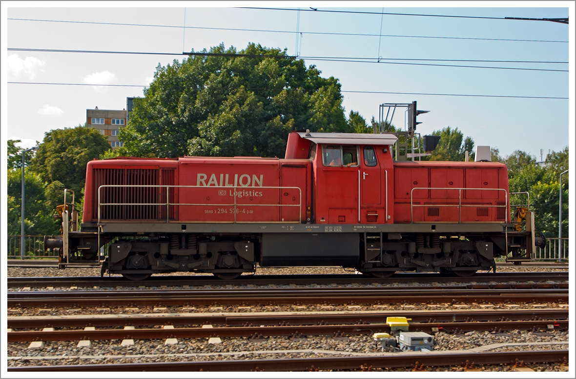 Die 294 576-4 (V90 remotorisiert), ex DB 290 076-9, der DB Schenker Rail Deutschland AG fährt am 27.08.2013 durch den Hbf Dresden. 

Die V 90 wurde 1968 bei Deutz unter der Fabriknummer 58306 gebaut und als 290 076-9 an die DB geliefert. 1996 erfolgte der Umbau auf Funkfernsteuerung und Umzeichnung in 294 076-5.

Die Remotorisierung mit einem MTU-Motor 8V 4000 R41, Einbau  einer neuen Lüfteranlage, neuer Luftpresser und Ausrüstung mit dem Umlaufgeländer erfolgten 2006 bei der DB Fahrzeuginstandhaltung GmbH im Werk Cottbus. Daraufhin erfolgte die Umzeichnung in 294 576-4. 
Die kompl. NVR-Nummer 98 80 3294 576-4 D-DB bekam sie dann 2007.