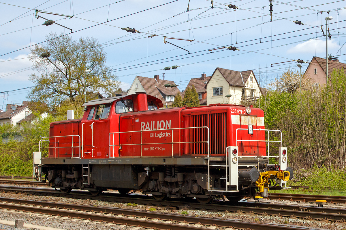 
Die 294 671-3 (V90 remotorisiert), ex DB 294 171-7, ex DB 290 171-8, der DB Schenker Rail Deutschland AG kommt an 02.05.2015 solo, nach einem Einsatz, wieder in Kreuztal an.

Die V 90 wurde 1968 bei Deutz unter der Fabriknummer 58341 gebaut und als 290 171-8 an die DB geliefert. 1999 erfolgte der Umbau auf Funkfernsteuerung und Umzeichnung in 294 171-7.

Die Remotorisierung mit einem MTU-Motor 8V 4000 R41, Einbau einer neuen Lüfteranlage, einem neuem Luftpresser und Ausrüstung mit dem Umlaufgeländer erfolgten 2006 bei der DB Fahrzeuginstandhaltung GmbH im Werk Cottbus. Daraufhin erfolgte die Umzeichnung in 294 871-3. 
Die kompl. NVR-Nummer 98 80 3294 671-3 D-DB bekam sie dann 2007.

Technische Daten:
Achsanordnung: B'B'
Spurweite: 1.435 mm
Länge über Puffer: 14.320 mm
Breite: 3.100 mm
Drehzapfenabstand: 7.000 mm
Gesamtachsstand: 9.500 mm
Höchstgeschwindigkeit: 80 km/h Streckengang / 40 km/h Rangiergang 
kleinste Dauergeschwindigkeit: 9 km/h Streckengang / 3 km/h Rangiergang

Motorhauptdaten (Quelle: MTU):
Motorbauart: MTU 8-Zylinder-Diesel-V-Motor 90° mit Common-
Rail-Einspritzsystem, Abgas-Turbolader und Ladeluftkühlung
Motortyp:   8V 4000 R41 
Nennleistung:  1000 kW / 1341 PS (gedrosselt)
Drehzahl max.:  1800  1/min   
Bohrung/Hub: 165/190 mm
Hubraum: 32,5l
Kraftstoffverbrauch bei Nennleistung: 249,4 l/h