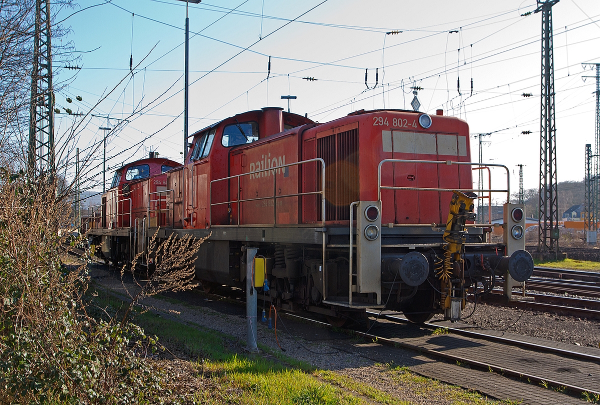 
Die 294 802-4 (ex DB 290 302-9) und eine weitere, zwei remotoriesierte V 90, der DB Schenker Rail Deutschland AG abgestellt am 09.03.2014 in Koblenz-Lützel. 

Die 294 802-4 wurde 1971 bei Jung, Jungenthal bei Kirchen a.d. Sieg unter der Fabriknummer 14148 als 290 302-9 für die DB gebaut, 1997 erfolge der Umbau mit Ausrüstung auf Funkfernsteuerung und die Umzeichnung in 294 300-5.

Im Jahre 2004 erfolgte bei der DB Fahrzeuginstandhaltung GmbH im Werk Cottbus die Remotorisierung mit einem MTU-Motor 8V 4000 R41 sowie Einbau  einer neuen Lüfteranlage, neuer Luftpresser und Ausrüstung mit dem Umlaufgeländer. Daraufhin erfolgte die Umzeichnung in 294 802-4. Seit 2007 trägt sie die NVR-Nummer 98 80 3294 802-4 D-DB.

Technische Daten:
Achsanordnung: B'B'
Spurweite: 1.435 mm
Länge über Puffer: 14.320 mm
Breite: 3.100 mm
Drehzapfenabstand: 7.000 mm
Gesamtachsstand: 9.500 mm
Höchstgeschwindigkeit: 80 km/h Streckengang / 40 km/h Rangiergang 
kleinste Dauergeschwindigkeit: 9 km/h Streckengang / 3 km/h Rangiergang

Motorhauptdaten (Quelle: MTU):
Motorbauart: MTU 8-Zylinder-Diesel-V-Motor 90° mit Common-
Rail-Einspritzsystem, Abgas-Turbolader und Ladeluftkühlung
Motortyp:   8V 4000 R41 
Nennleistung:  1000 kW / 1341 PS (gedrosselt)
Drehzahl max.:  1800  1/min   
Bohrung/Hub: 165/190 mm
Hubraum: 32,5l
Kraftstoffverbrauch bei Nennleistung: 249,4 l/h
Abgas-Emission :   UIC Kodex 624V, Stufe II
Länge: 1.915 mm
Breite: 1.380 mm
Höhe: 1.800 mm
Gewicht (trocken): 4.700 kg

Getriebe und Leistungsübertragung:
Das hydraulische Getriebe von Voith hat zwei Wandlergänge. Ein mechanisches Nachschaltgetriebe ermöglicht die Wahl zwischen einem Schnell- und einem Langsamgang sowie den Wechsel der Fahrtrichtung. Um feinfühlige Langsamfahrten zu ermöglichen, hat das Getriebe eine stufenlos regelbare Wandlerteilfüllung.
Die Leistungsübertragung auf die Achsgetriebe erfolgt dann über Gelenkwellen.

Quellen: www.loks-aus-kiel.de; Wikipedia; www.eib-t.de und MTU
