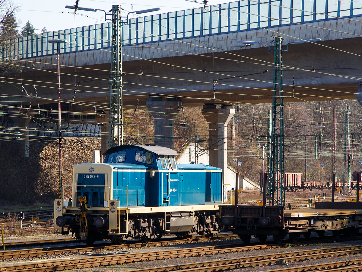 
Die 295 088-9 (98 80 3295 088-9 D-RPRS) der Railsystems RP GmbH, ex DB 295 088-9, ex DB 291 088-3, ist am 28.02.2016 in Kreuztal abgestellt.

Die V 90 wurde 1978 von MaK in Kiel unter der Fabriknummer 1000761 gebaut und als 291 088-3 an die Deutsche Bundesbahn geliefert. Im Jahr 1995 erfolgte der Umbau auf Funkfernsteuerung und die Umzeichnung in 295 088-9. Bei der DB Schenker Rail Deutschland AG war sie bei 2013 im Bestand, wurde aber am 19.06.2012 z-gestellt und am 29.10.2013 ausgemustert. Zum 11.11.2013 ging sie dann an die Railsystems RP GmbH (Hörselberg-Hainich).

Die Entwicklung der BR 291/295:
Im Jahre 1965 baute die MaK auf eigene Rechnung eine Serie von fünf Loks, die auf der V 90 basierten, jedoch statt des 12-Zylinder-V-Motors (MTU MB 12 V 652 TA 10) der V 90 einen hauseigenen 8-Zylinder-Reihenmotor mit Abgasturbolader vom Typ 8M 282 AKB erhielten. Dessen Leistung betrug abhängig von der eingestellten Drehzahl zwischen 1100 PS bei 930/min und 1400 PS bei 1100/min. Die Loks erhielten die Bezeichnung V 90 P. Der Hersteller erhoffte sich Aufträge von Privatbahnen und der Industrie, daher das „P“.

Die DB übernahm im August 1965 die V 90 P 03 und im letzten Quartal 1966 die beiden V 90 P 04 und V 90 P 05 als Mietloks zu Testzwecken. Deren Leistungen am Ablaufberg entsprachen so sehr den Anforderungen, dass eine Bestellung über hundert Maschinen erfolgte. Die DB erwarb die drei V 90 P im Juli 1972, nachdem sie sie bei der Umstellung auf Computernummern schon als Unterbaureihe 2919 eingereiht hatte. 

Da sich die V 90 P aufgrund ihrer bundesbahntypischen Bordelektrik (110 V statt der bei NE-Bahnen üblichen 24 V), sowie ihrer konsequenten Auslegung für den schweren Rangierdienst nicht bei den Privatbahnen durchsetzen konnte, entwickelte MaK die V 90 P weiter zur MaK G 1600 BB, von welcher 16 Stück gebaut wurden.

Die Serienloks der BR 291 wurden von 1974 bis 1978 an die Deutsche Bundesbahn ausgeliefert. Bei der MaK in Kiel wurden davon die 291 001 bis 040, sowie die 291 051 bis 100 gebaut. Die Maschinen 291 041 bis 050 kamen dagegen aus Kirchen a.d. Sieg von Jung, die zugleich die letzten von dieser Fabrik für die DB gebauten Loks waren.

TECHNISCHE DATEN:
Spurweite: 1.435 mm
Achsanordnung: B'B'
Länge über Puffer: 14.320 mm
Breite: 3.100 mm
Drehzapfenabstand: 7.000 mm
Gesamtachsstand: 9.500 mm
Höchstgeschwindigkeit: 80 km/h Streckengang / 40 km/h Rangiergang 
Dienstgewicht: 80t 
Anfahrzugkraft im Schnellgang:188kN
Anfahrzugkraft im Langsamgang: 236kN

Motorbauart: MaK 8-Zylinder- Viertakt-Diesel- Reihenmotor mit Abgasturbolader
Motortyp:  8M 282 AKB
Leistung:  1030 kW / 1400 
Dauerleistung: 800 kW (1100 PS)
Nenndrehzahl :  950 1/min   
Bohrung/Hub: 240/280mm
Hubraum: 101 l
Motorengewicht: 8.990kg

Getriebe und Leistungsübertragung:
Das hydraulische Getriebe von Voith hat zwei Wandlergänge. Ein mechanisches Nachschaltgetriebe ermöglicht die Wahl zwischen einem Schnell- und einem Langsamgang sowie den Wechsel der Fahrtrichtung. Um feinfühlige Langsamfahrten zu ermöglichen, hat das Getriebe eine stufenlos regelbare Wandlerteilfüllung.
Die Leistungsübertragung auf die Achsgetriebe erfolgt dann über Gelenkwellen.