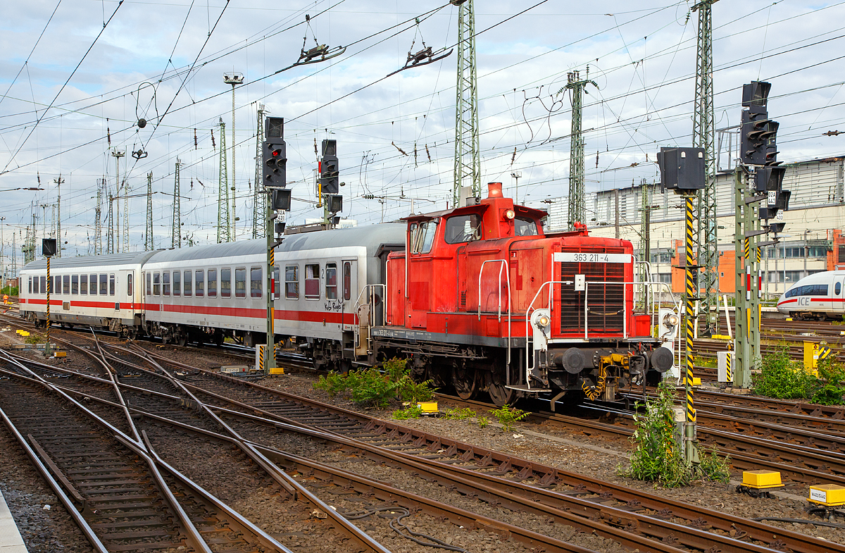 Die 363 211-4 (98 80 3363 211-4 D-DB) der DB Cargo Deutschland AG rangiert am 17.06.2016 einige IC-Wagen im Hbf Frankfurt am Main. 

Die Lok wurde 1963 bei Krupp unter der Fabriknummer 4623 gebaut und als DB V 60 1211 an die DB geliefert. Zum 01.01.1968 erfolgte die Umzeichnung in DB 261 211-7, zum 01.10.1987 wurde sie zur Kleinlok und somit zur DB 361 211-6. Im Jahr 1989 wurde sie mit Funkfernsteuerung ausgerüstet und in DB 365 211-2 umgezeichnet. Nach der Modernisierung 2004 (u.a. neuer Caterpillar-Dieselmotor CAT 3412E DI-TTA) erfolgte dann die letzte Umzeichnung in die heutige DB 363 211-4.
