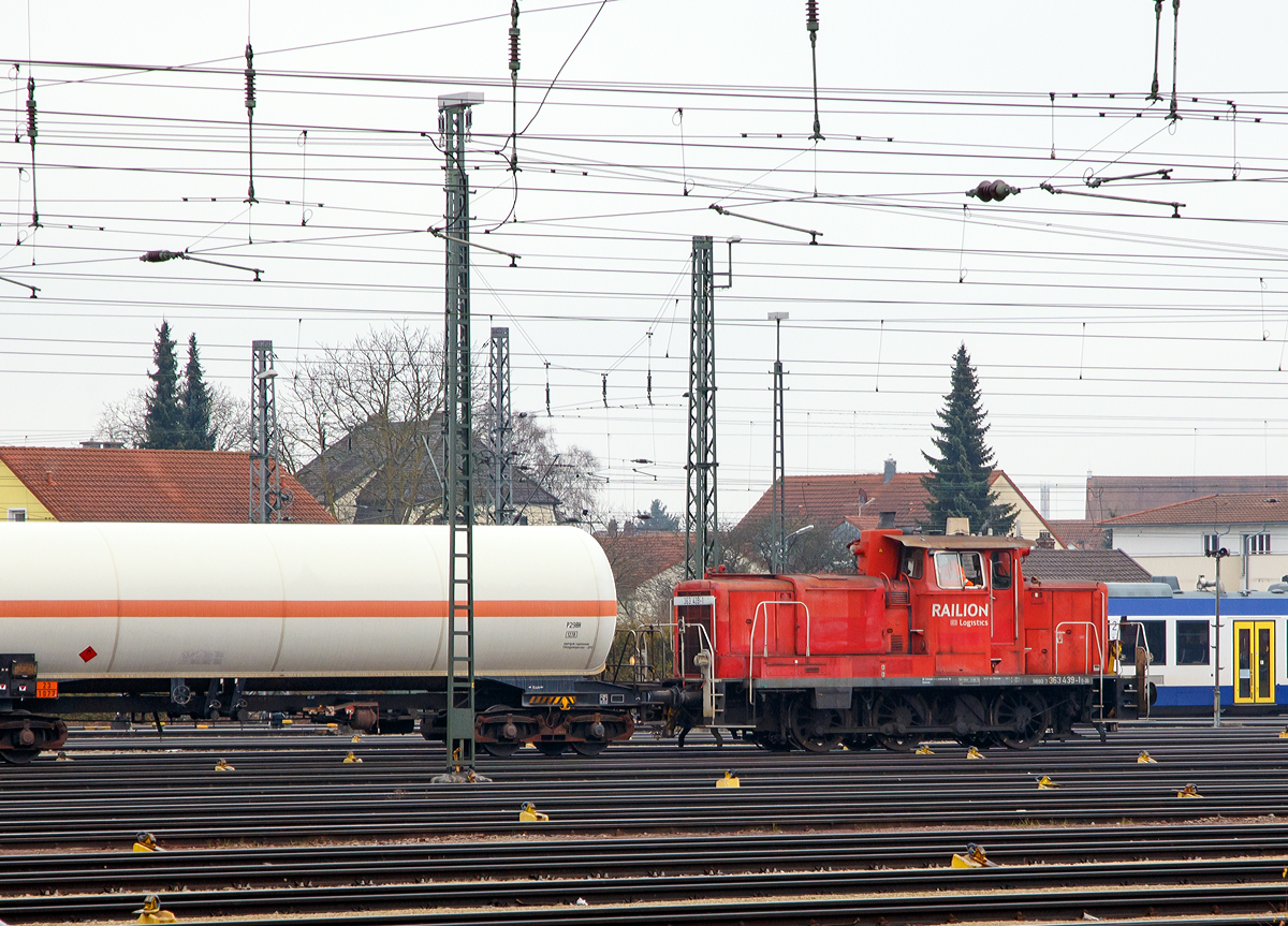 
Die 363 439-1 (98 80 3363 439-1 D-DB) der DB Cargo Deutschland AG beim Verschub von Druckkesselwagen am 29.12.2016 beim Hauptbahnhof Ingolstadt. 

Die V 60 der schweren Bauart wurde 1959 von MaK in Kiel unter der Fabriknummer 600197 gebaut und als V 60 439 an die Deutsche Bundesbahn geliefert, mit Einführung EDV-Nummern erfolgte zum 01.01.1968 die Umzeichnung in DB 261 439-4. Im Jahr 1987 wurden die Loks der Baureihe V 60 als Kleinlok eingestuft und so erfolgte die Umzeichnung in DB 361 439-3. Die Einstufung als Kleinlok sparte Personalkosten, da die Bundesbahn nun keine „Lokführer“ mehr einsetzen musste, sondern „Kleinlokbediener“, deren Ausbildung günstiger war. Nach der Ausrüstung (Umbau) mit Funkfernsteuerung im Jahre 1990 erfolgte die Umzeichnung in DB 365 439-9. Die letzte Umzeichnung erfolgte dann 1998 in DB 363 439-1, nach der Modernisierung, dabei bekam sie einen Caterpillar 12-Zylinder V-Motor CAT 3412E DI-TTA mit elektronischer Drehzahlregelung (465 kW bzw. 632 PS Leistung), sowie u.a. eine neue Lichtmaschinen und Luftpresser.

Technische Daten:
Spurweite: 1.435 mm (Normalspur)
Achsanordnung:  C
Höchstgeschwindigkeit im Streckengang: 60 km/h
Höchstgeschwindigkeit im Rangiergang: 30 km/h
Nennleistung: 465 kW (632 PS)
Drehzahl: 1.800 U/min
Anfahrzugkraft:   117,6 kN
Länge über Puffer: 10.450 mm
Höhe: 4.540 mm
Breite: 3.100 mm
Gesamtradstand: 4.400 mm
Kleinster bef. Halbmesser: R 100 m
Gewicht:   53,0 t
Radsatzlast max:   16,7 t
Kraftübertragung:  hydraulisch
Antriebsart:  Blindwelle-Stangen