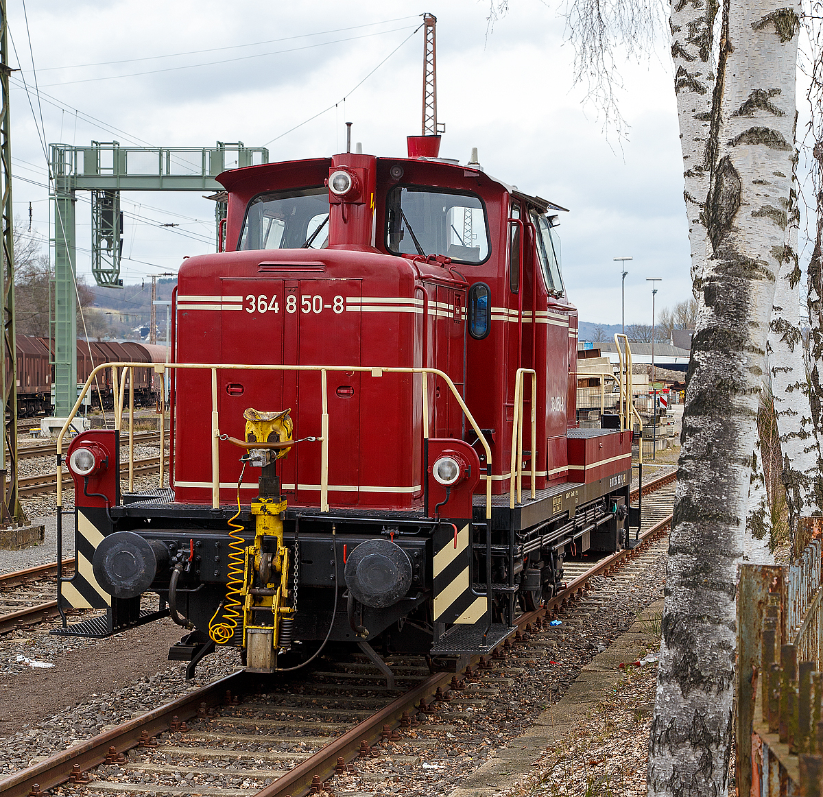 
Die 364 850-8 (98 80 3364 850-8 D-VEB) der  VEB - Vulkan-Eifel-Bahn Betriebsgesellschaft mbH in Gerolstein, ex DB V 60 850, ex DB 260 850-3, ex DB 360 850-3, ex SWA 364 850-8 (Stadtwerke Andernach Hafenbahn), abgestellt am 17.03.2017 in Kreuztal.

Die „leichte“ V 60 (leichte Bauart) wurde 1960 von Krauss-Maffei unter der Fabriknummer 18612 als V 60 850 für die DB gebaut, die erste Umbezeichnung erfolgte 1968 in DB 260 850-3 und 1987 in DB 360 850-2. Ein Umbau mit der Ausrüstung mit Funkfernsteuerung und Umzeichnung in DB 364 850-8 erfolgte 1991. Die z-Stellung und Ausmusterung bei der DB erfolgte 2007 im AW Cottbus. Im Jahr 2009 ging sie an die Stadtwerke Andernach (Hafenbahn) und im Juni 2016 kam sie zur VEB - Vulkan-Eifel-Bahn Betriebsgesellschaft mbH in Gerolstein.

Die V 60 ist eine Starrrahmenlok, Achsanordnung C, mit seitenverschieblicher Mittelachse, wobei die Achsen mittels Kuppelstangen von einer Blindwelle angetrieben werden.

Die Lok hat einen gedrosselten Maybach 4-Takt-12-Zylinder-Dieselmotors mit 48 Liter Hubraum vom Typ GTO 6 A mit einer Leistung von 478 kW (650 PS) bei 1.400 U/min (ungedrosselt 588 kW bzw. 800 PS). 

Die Leistung des Dieselmotors wird über eine Schwingmetallkupplung und eine Gelenkwelle auf das hydrodynamische Voith-Getriebe L27zuB übertragen. Das Voith-Getriebe ist mit einem mechanischen Stufen- und Wendegetriebe zu einem Block zusammengeflanscht. Die Kraftübertragung erfolgt über eine zwischen dem 2. und 3. Radsatz liegenden Blindwelle, Blindwellenkurbeln an den beiden Blindwellenenden und Kuppelstangen auf die Räder der Lok.

TECHNISCHE DATEN:
Spurweite: 1.435 mm (Normalspur)
Achsanordnung:  C
Länge über Puffer: 10.450 mm
Höhe: 4.540 mm
Breite: 3.100 mm
Gesamtradstand: 4.400 mm
Höchstgeschwindigkeit: 60 km/h (Streckengang) / 30 km/h (Rangiergang)
Schleppgeschwindigkeit: 75 km/h bei aufgesetzten Stangen / 35 km/h abgenommenen Stangen
Motor: Maybach 4-Takt-12-Zylinder-Dieselmotors mit 48 Liter Hubraum vom Typ GTO 6 A (ungedrosselt 588 kW (800 PS)).
Nennleistung (gedrosselt): 478 kW (650 PS) 
Drehzahl: 1.400 U/min
Getriebe: Voith-Getriebe L27zuB
Anfahrzugkraft: 159 kN (Rangiergang) / 121 kN (Streckengang)
Gewicht:   48,3 t
Radsatzlast max:   16 t
Kraftübertragung:  hydraulisch
Kleinster bef. Halbmesser: R 100 m
Antriebsart:  Blindwelle-Stangen
Kraftstoffvorrat: 1.350 Liter (bei 90% Füllung)
Sandvorrat: ca. 300 kg
Verbrauch Dieselkraftstoff: ca. 120 l/h bei Vollast
Verbrauch Motoröl: ca. 1-2% des Verbrauchs an Dieselkraftstoff