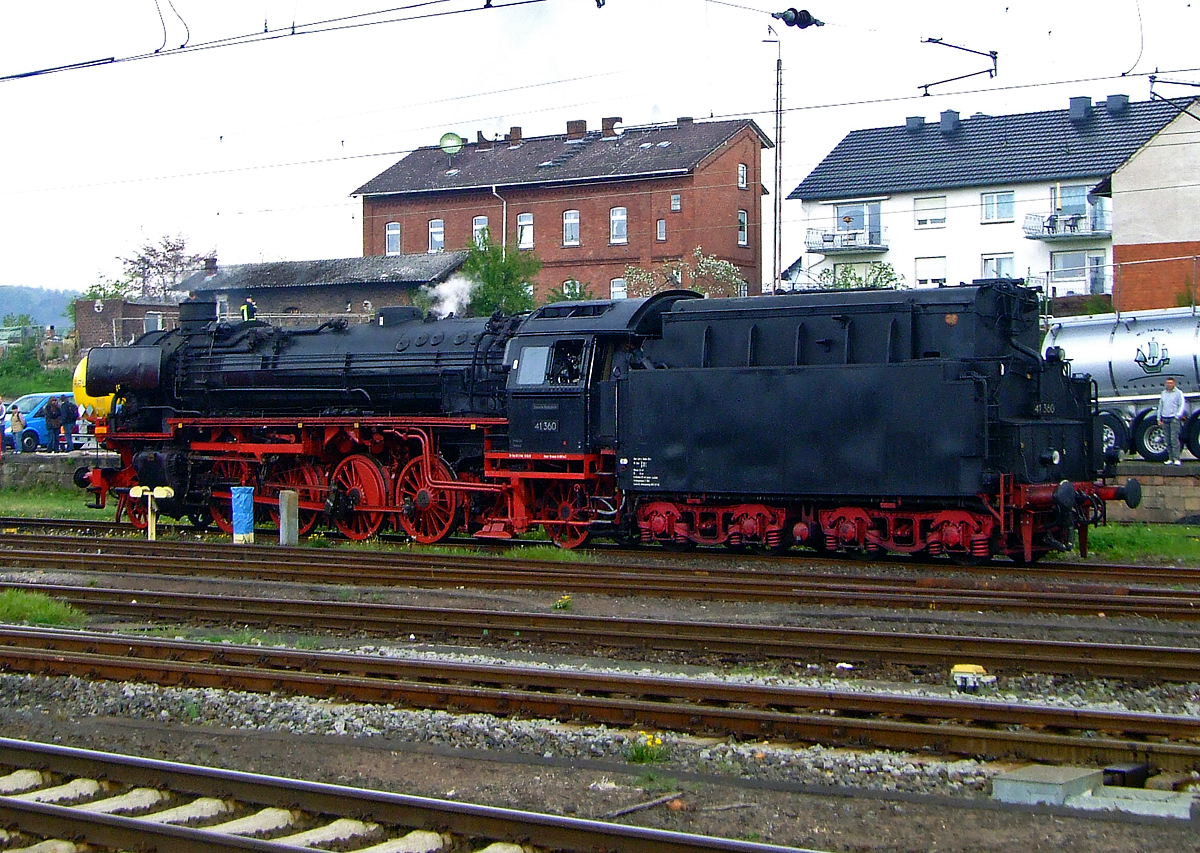 Die 41 360  Lady of Bismarck  (90 80 0046 360-8 D-DTO) der Dampflok-Tradition Oberhausen e.V (ex DB 042 360-8, ex DB 41 360) am 01. Mai 2010 bei den Dampftagen in Bebra.

Die Dampflok 41 360 wurde am 18.Juli 1940 von der Firma Arnold Jung in Jungental bei Kirchen an der Sieg abgeliefert und am 20.Juli 1940 durch die Deutsche Reichsbahn abgenommen und in Dienst gestellt. Die Beschaffungskosten lagen bei 63.444 Reichsmark. Im Jahr 1958 erhielt sie im AW Braunschweig einen Neubaukessel von Henschel in Kassel, die diesen 1957 unter der Fabriknummer 29658 gebaut hatte, zudem wurde sie auf Ölhauptfeuerung umgebaut.  Gekuppelt ist sie mit 2'2' T34 Öl-Tender.

Da die Kessel (aus St 47 K) der Fahrzeuge zunehmend an Materialermüdung litten, begann man in den 1950er Jahren mit einer Neubekesselung. So erhielten 107 Loks der 220 in Westdeutschland verbliebenen Maschinen einen geschweißten hochleistungsfähigen Neubaukessel, wie sie auch bei der Baureihe 03.10 eingebaut wurden. Von den 107 Loks mit Neubaukessel erhielten 40 eine Ölhauptfeuerung, darunter auch 41 360, so wurde sie ab 1968 als 042 360-8 bezeichnet.

Die Baureihe 41 mit Ölfeuerung teilte man den Bahnbetriebswerken Osnabrück Hbf und Kirchweyhe zu. Man setzte sie im Güter-, Eil-, Personen- und Schnellzugdienst hauptsächlich auf der Achse Hamburg–Ruhrgebiet ein. Im Jahr 1968 kamen alle zum Bahnbetriebswerk Rheine und wurden von nun an als Baureihe 042 geführt. 

Sie zogen die schweren Güter- und Erzzüge der Emslandstrecke bis zu deren Elektrifizierung. Damit gehörten sie zu den letzten planmäßig eingesetzten Dampflokomotiven der DB. Die letzte Dampflokomotive der Baureihe 042, die 042 113, wurde im Herbst 1977 im Bahnbetriebswerk Rheine ausgemustert.

TECHNISCHE DATEN: 
Spurweite: 1.435 mm (Normalspur) 
Bauart: 1'D1'-h2
Gattung: G 46.20
Länge über Puffer:  23.905 mm
Radstand mit Tender:  20.175 mm
Dienstgewicht: 101,5 t
Dienstgewicht mit Tender: 175,7 t (Eigengewicht 161 t)
Max Achslast: 20,2 t
Indizierte Leistung: 	1.453 kW / 1.975 PS
Kessel: DB Neubaukessel (Henschel)
Höchstgeschwindigkeit:  90 km/h vorwärts / 50 rückwärts 
Treibraddurchmesser:  1.600 mm
Laufraddurchmesser vorn:  1.000 mm
Laufraddurchmesser hinten:  1.250 mm
Steuerungsart:  Heusinger
Zylinderanzahl:  2
Zylinderdurchmesser:  520 mm
Kolbenhub:  720 mm
Kesselüberdruck:  16 bar
Tender:  2'2' T 34
Wasservorrat:  34 m³
Brennstoffvorrat: 12 m³ Öl
