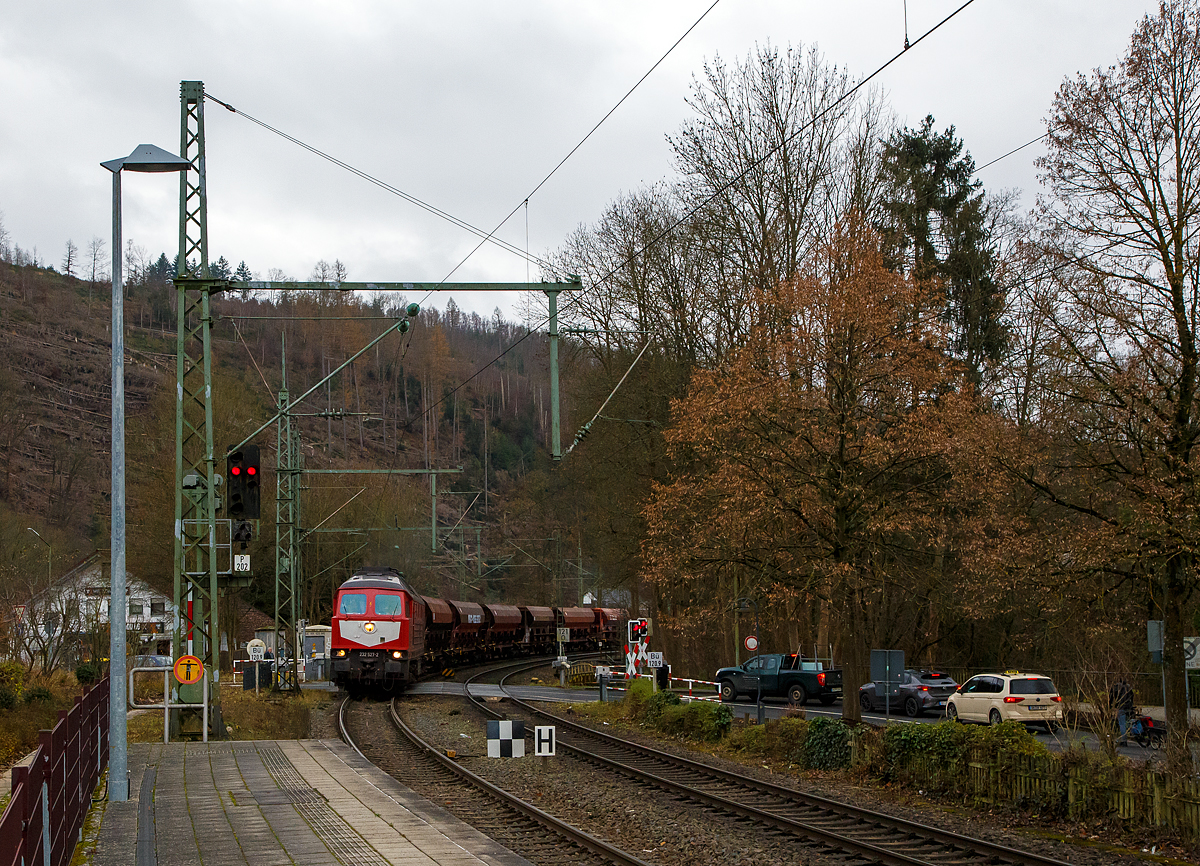 Die „Ludmilla“ 233 527-2 (92 80 1233 527-2 D-WFL) der WFL - Wedler Franz Logistik GmbH & Co. KG (Potsdam) fährt am 03.12.2021 mit einem Schotterzug durch den Bahnhof Kirchen/Sieg in Richtung Siegen.

Die Ludmilla bzw. V 300 wurde 1977 von LTS (Luhanskyj Teplowosobudiwnyj Sawod , auch bekannt als Lokomotivfabrik Lugansk (ehemals Woroschilowgrad) unter der Fabriknummer 0762 gebaut und als DR 132 527-3 an die Deutsche Reichsbahn (DR) geliefert. Zum 01.01.1992 erfolgte die Umzeichnung in DR 233 527-2 und zum 01.01.1994 dann in DB 233 527-2. Im Jahre 2015 wurde sie bei der DB Cargo ausgemustert und 2018 an die WFL verkauft.