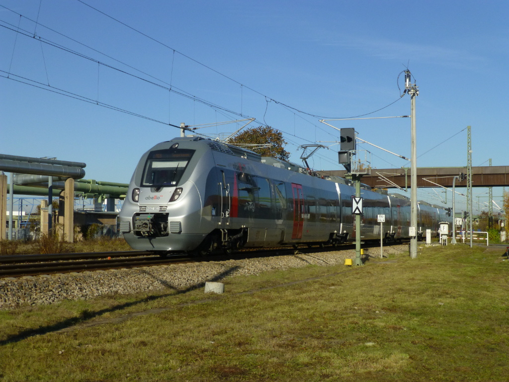 Die Abellio bernimmt schon einige Leistungen im von ihr zum nchsten Fahrplanwechsel gewonnenen E-Netz Thringen. Hier durchfhrt ein 5-teiliger Talent 2 (9422 803) als RB am 2.11.15 nach Sangerhausen den B Salinenstr. in Erfurt.