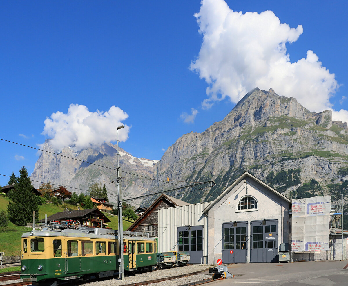 Die abendlichen Quellwolken in den Alpen sind eine hbsche Verzierung fr jedes Bild, besonders da sie gutes Wetter versprechen. Darunter steht der nur noch fr Gterzge verwendete WAB Triebwagen 112 mit dem Doppel-Kippwagen 809. Grindelwald Grund, 9.August 2022 