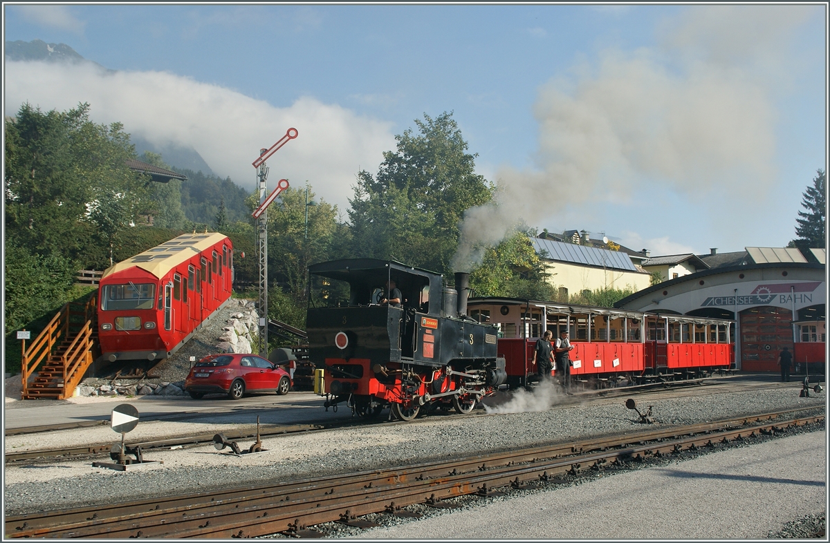 Die Achenseebahn Zahnradbahnlok N in einem interesssanten Umfeld in Jenbach. 
16. Sept. 2011