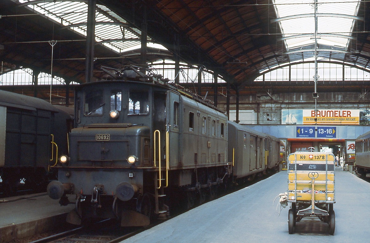 Die Ae 3/6 I 10692 im Mai 1980 in der alten Luzerner Bahnhofshalle