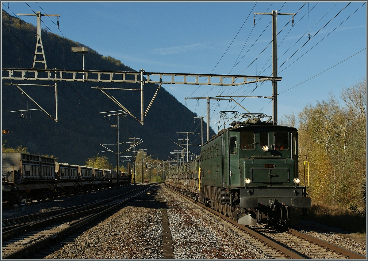 Die Ae 4/7 10997 erreicht mit einem Gterextrazug Raron.
7. Nov. 2013