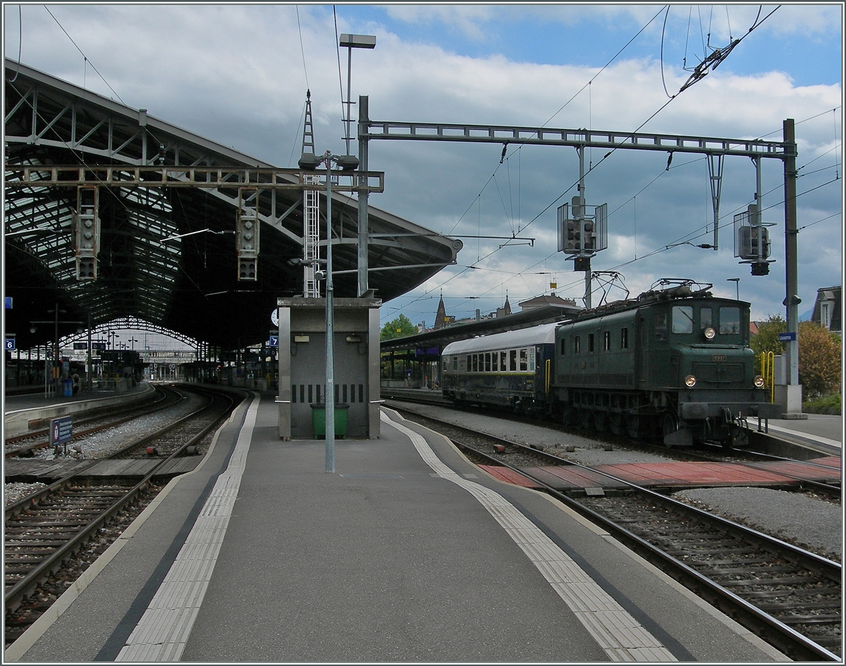 Die Ae 4/7 10997 mit dem nur aus einem Wagen bestehenden Sonderzug zur Tatoo -Vorstellung in Basel wartet in Lausanne auf die Abfahrt. 
25. Juli 2015
